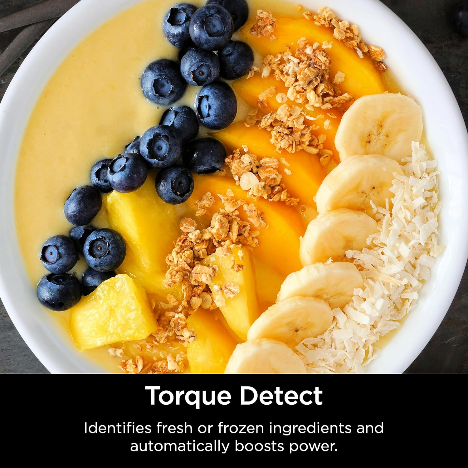 Eine Schüssel mit einer Smoothie-Bowl, mit Obst und Müsli dekoriert.