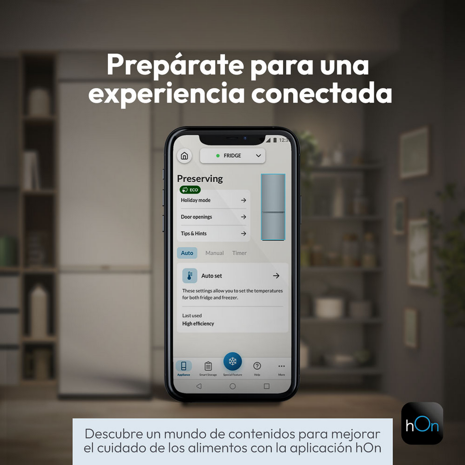 Un smartphone que muestra una aplicación de nevera se muestra sobre un fondo de cocina.