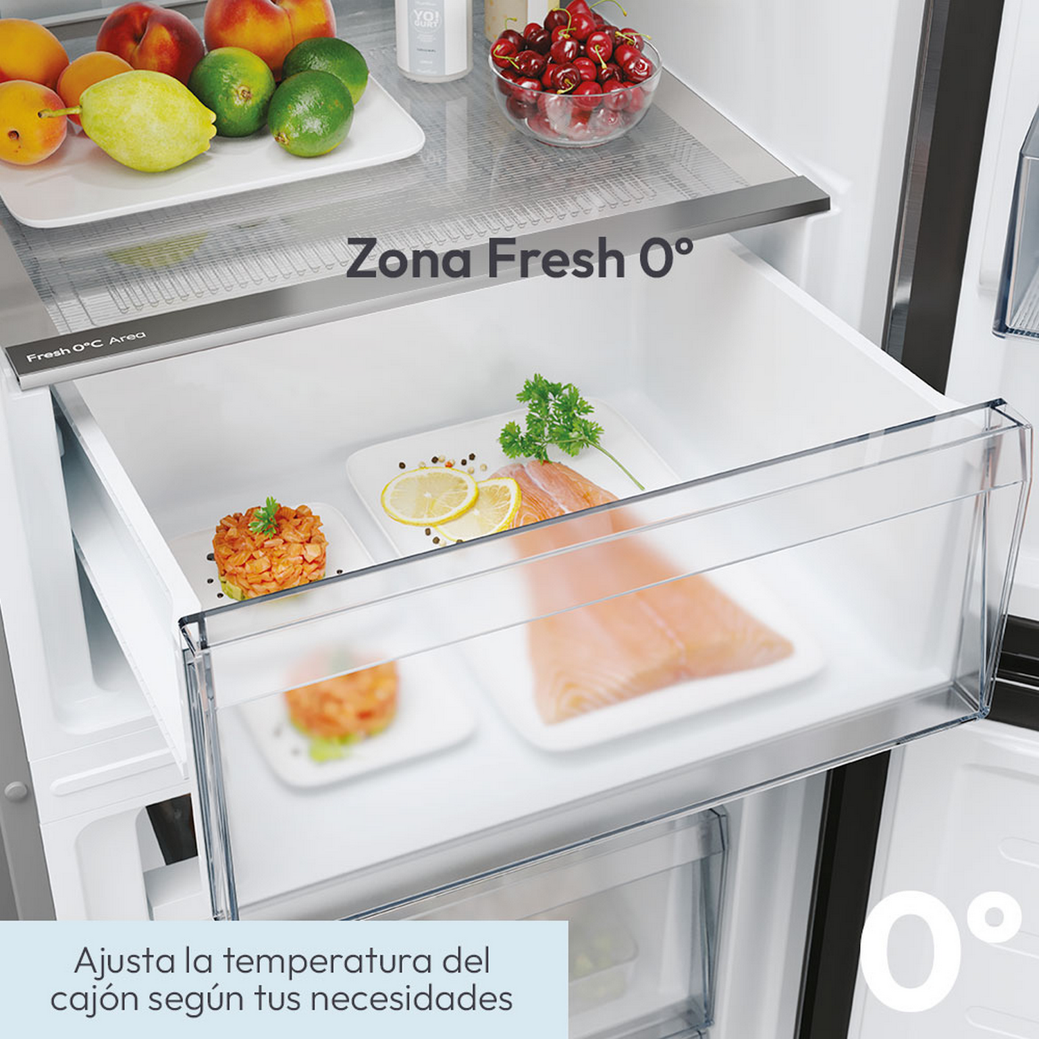 Cajones abiertos de un refrigerador con fruta y salmón en platos blancos.