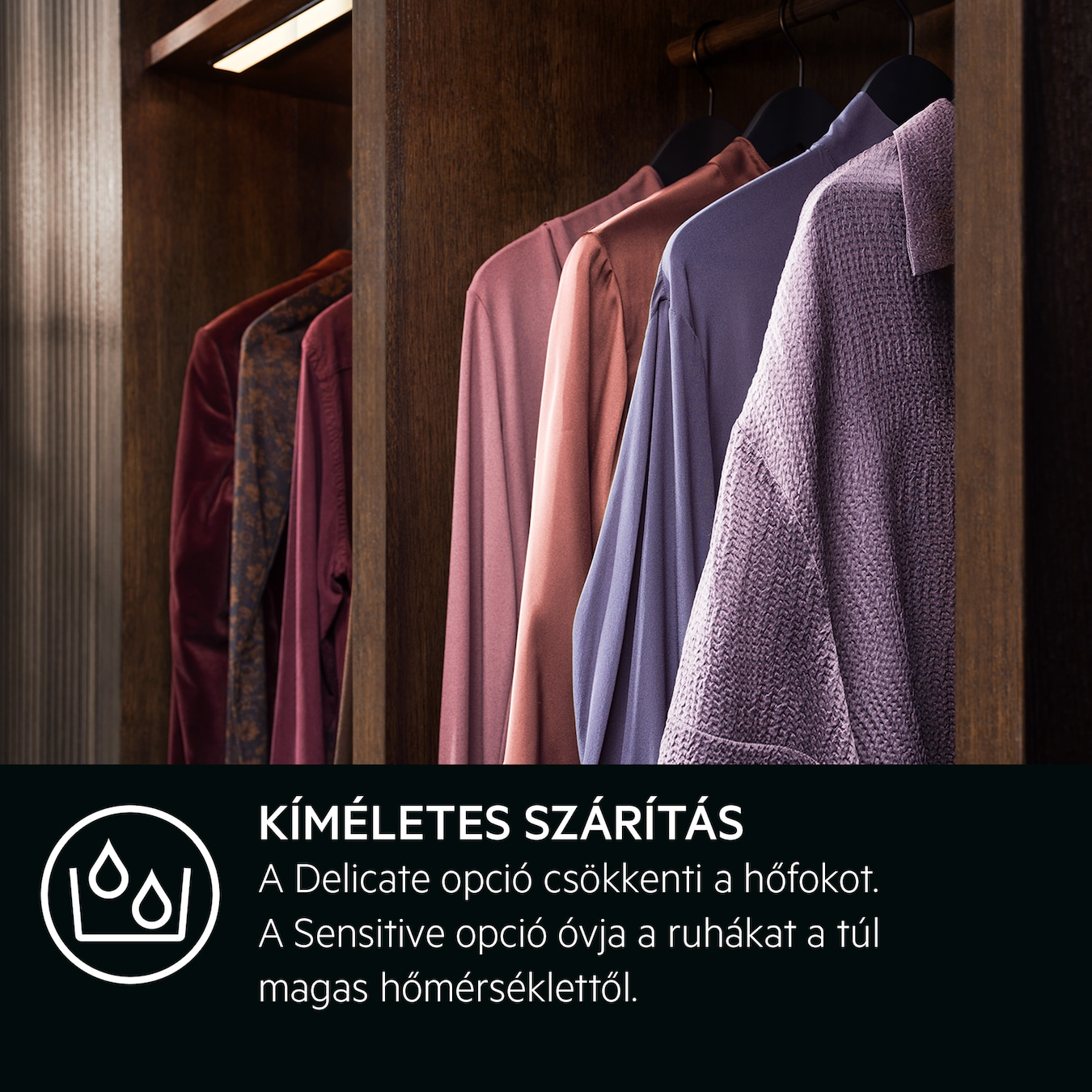 Ruhák a szekrényben akasztókon, felirattal.