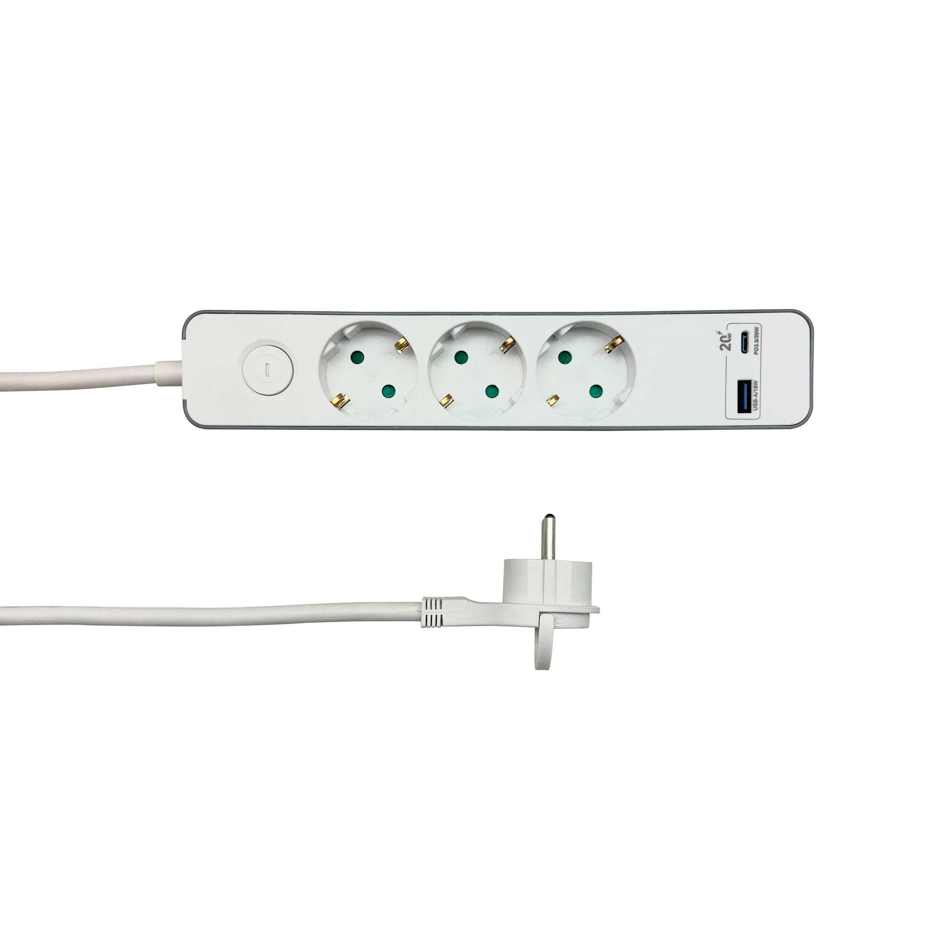 Eine weiße Steckdosenleiste mit drei Steckdosen, zwei USB-Anschlüssen und einem Netzstecker.
