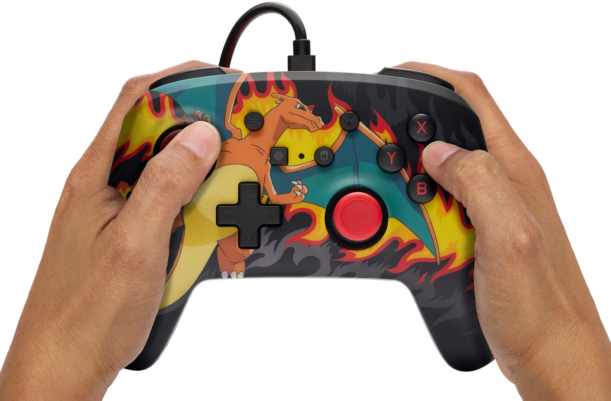 Hände halten einen Videospiel-Controller mit Charizard-Design. Zu den Tasten gehören X, Y, B. Der Controller ist schwarz mit roten und gelben Flammen.