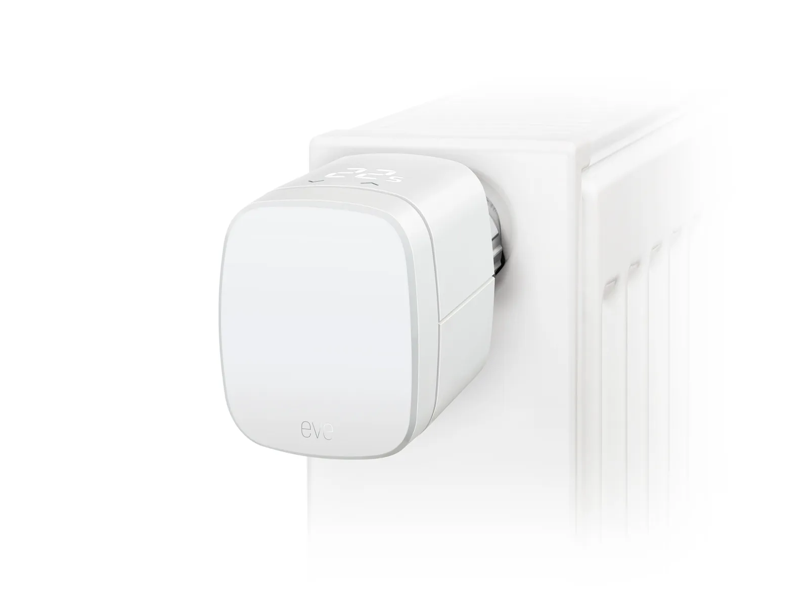 Un thermostat intelligent blanc sur un radiateur blanc. L'écran affiche la température.