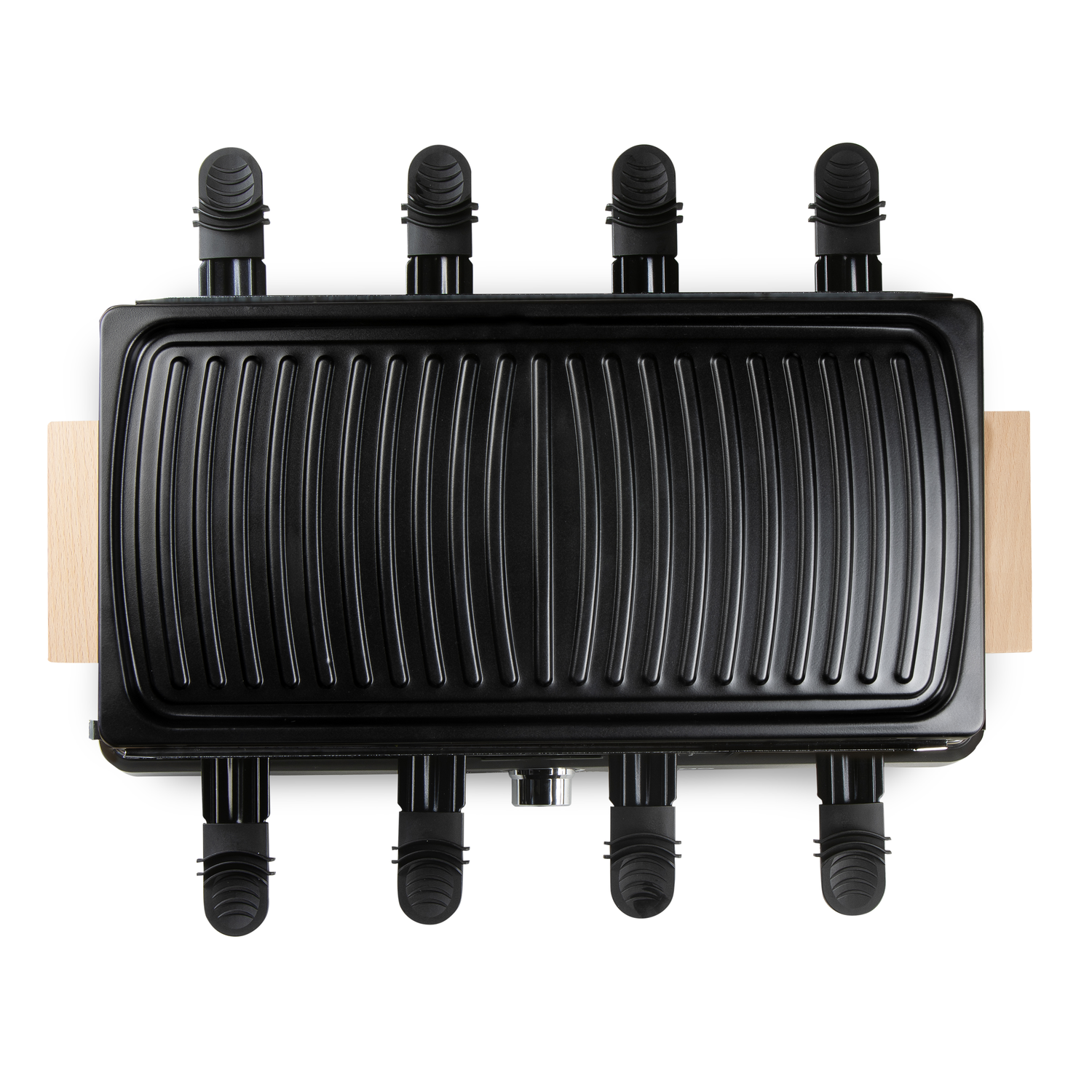 Raclette grill met houten zijhandvatten. Zwart grilloppervlak met meerdere pannetjes. Witte achtergrond.