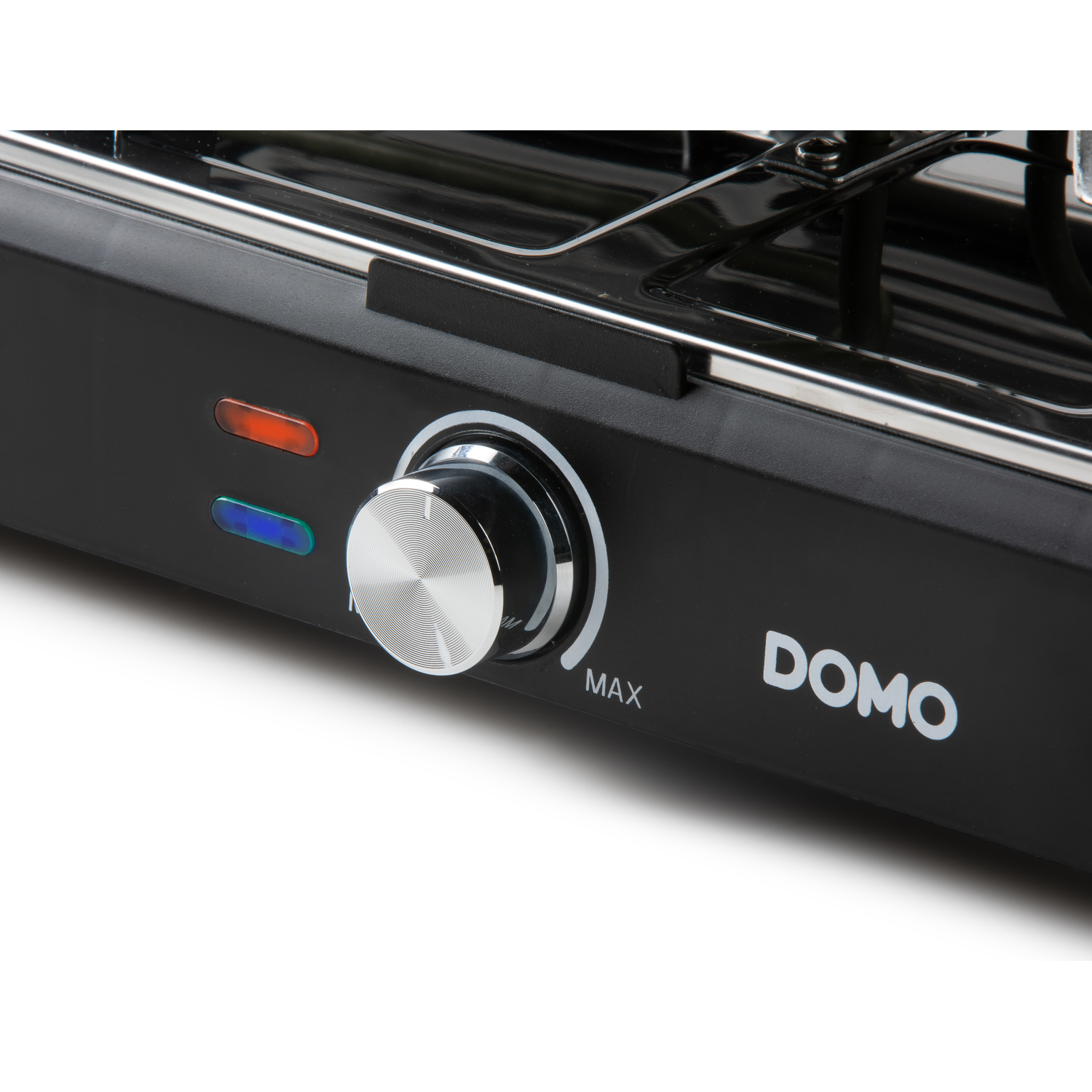 Close-up van de bediening van een raclette grill. Het heeft een knop en de merknaam DOMO. Witte achtergrond.