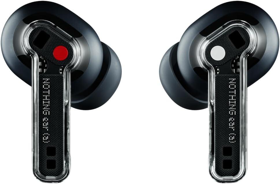 Dos auriculares inalámbricos negros Nothing Ear (1). Uno tiene un punto rojo, el otro blanco.