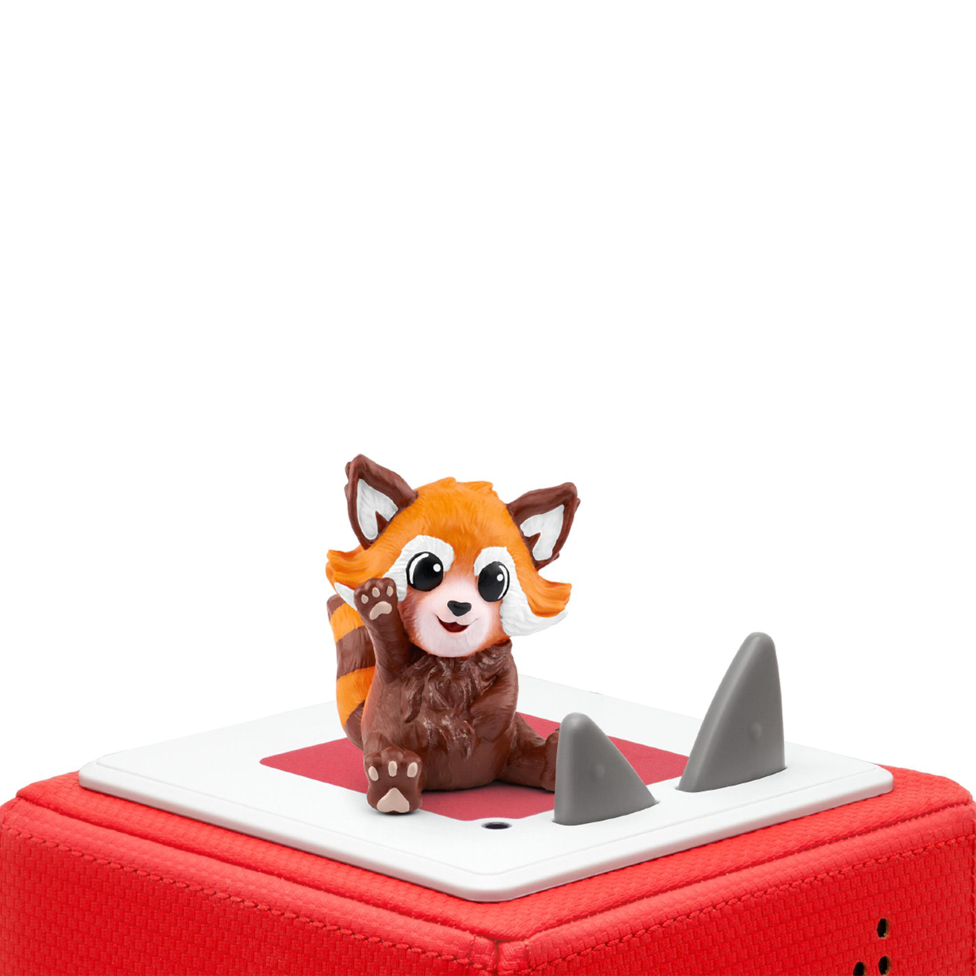 Ein rotes Panda-Spielzeug winkt und sitzt auf einer roten quadratischen Basis mit zwei grauen Haifischflossen.