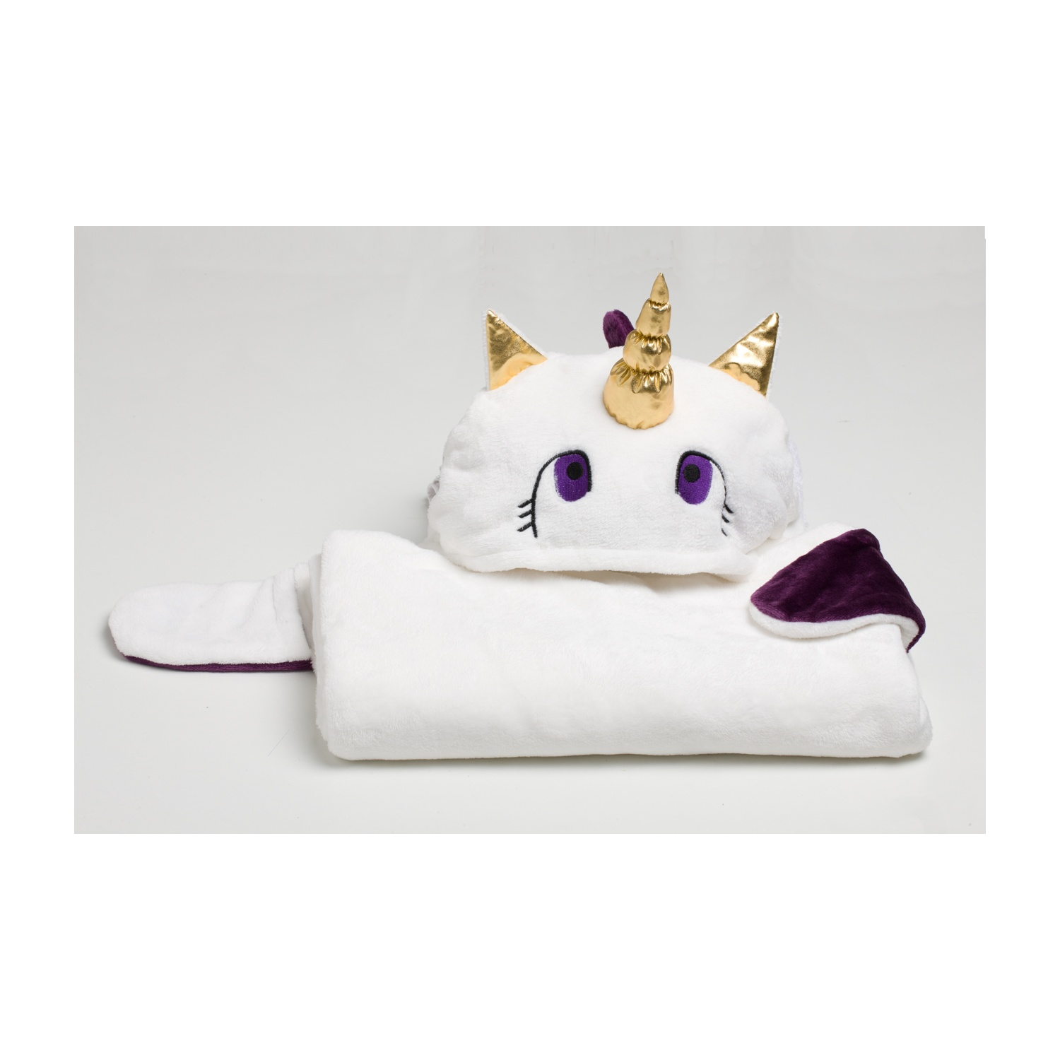 Coperta con cappuccio a unicorno bianco con corno dorato e dettagli viola. Sfondo bianco.
