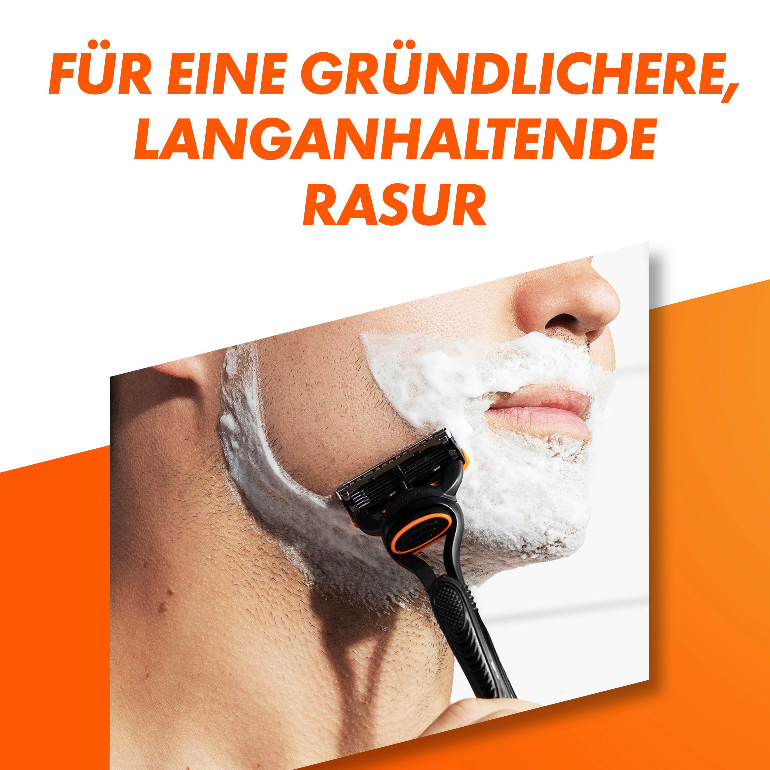 Ein Mann rasiert sich mit einem Rasierer.