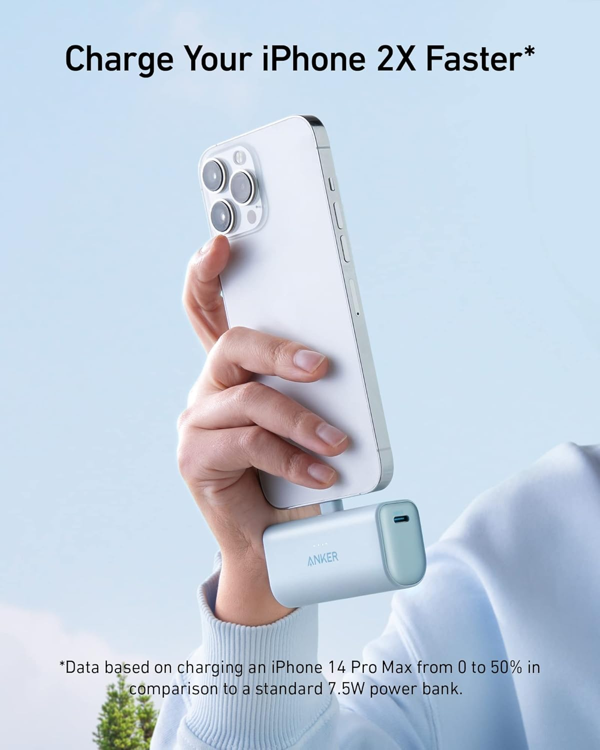 El telefon ve şarj cihazını tutuyor.