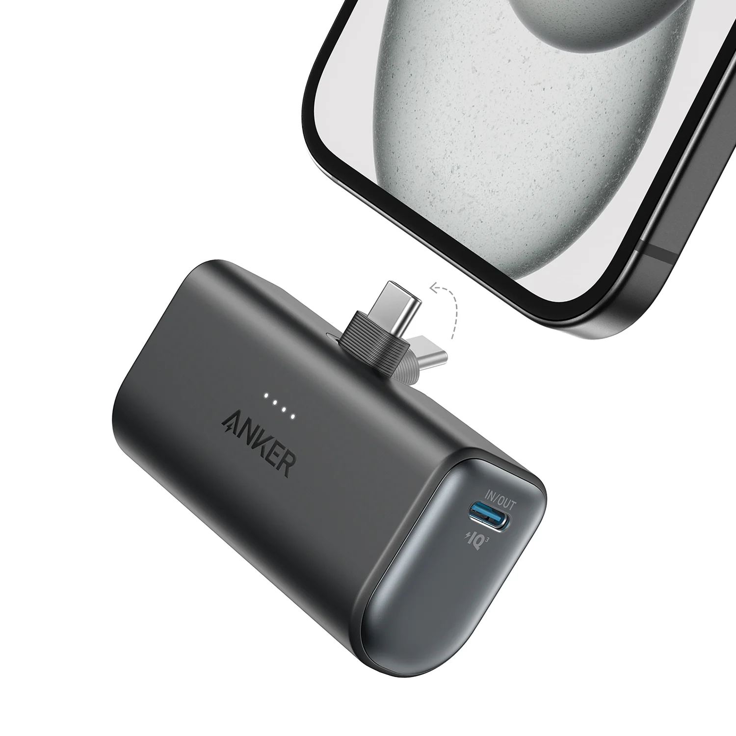 Siyah Anker şarj cihazı bir telefonun yanında. Bir USB-C portu var ve takılmak üzere. Telefonun ekranında beyaz bir arka plan var.