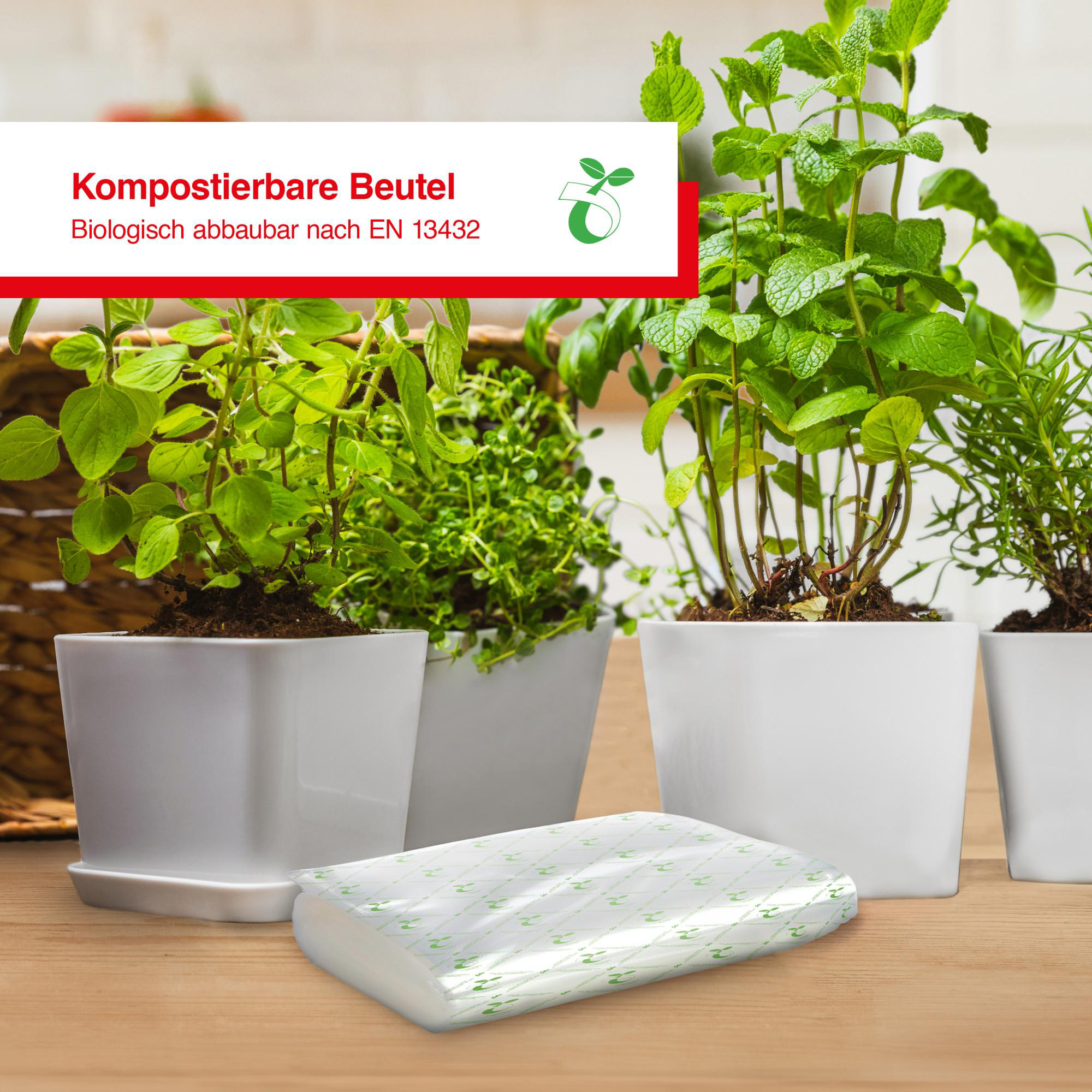 Topfkräuter und ein Stapel kompostierbarer Beutel stehen auf einem Holztisch.