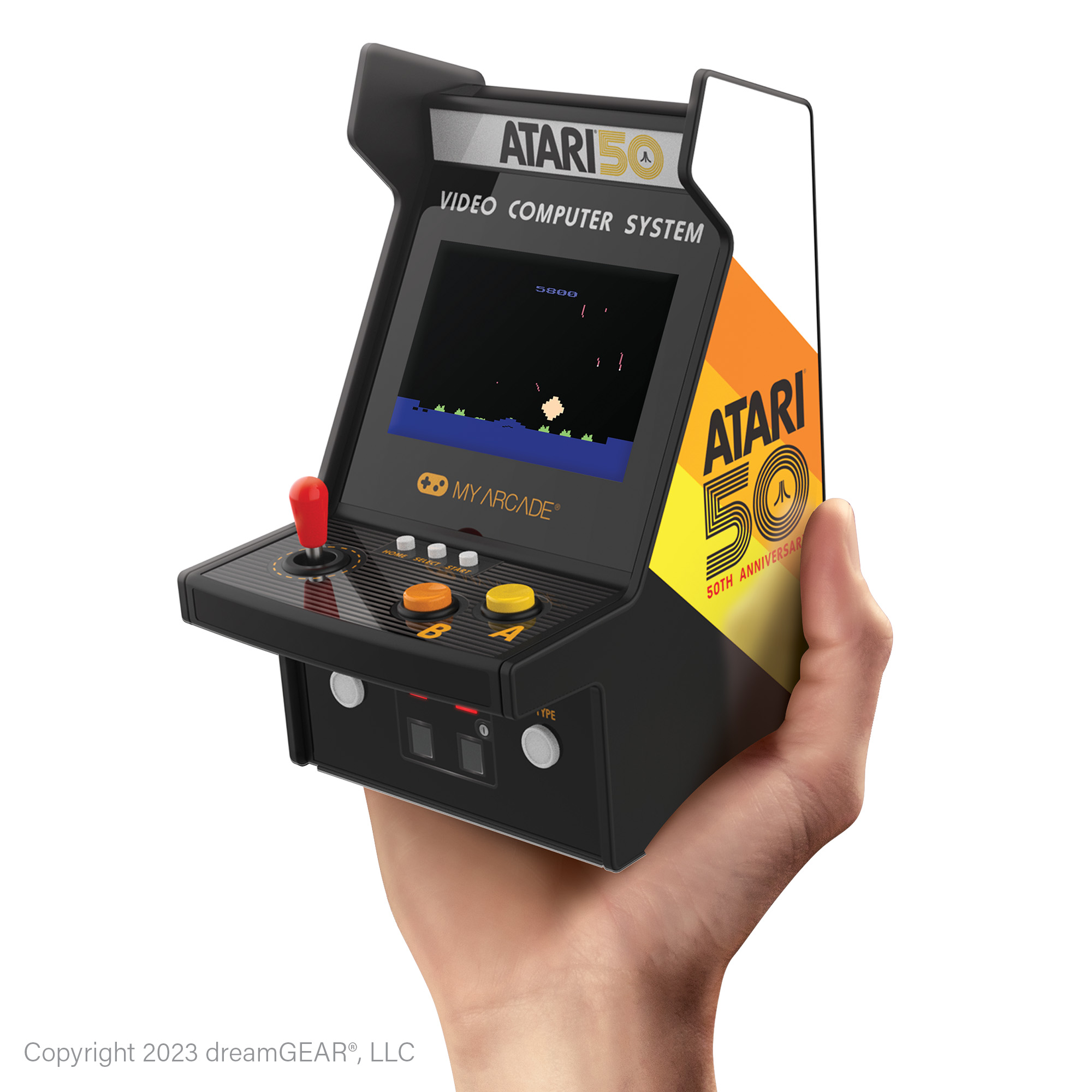 Bir el, Atari oyun ekranını gösteren mini bir atari makinesi tutuyor.