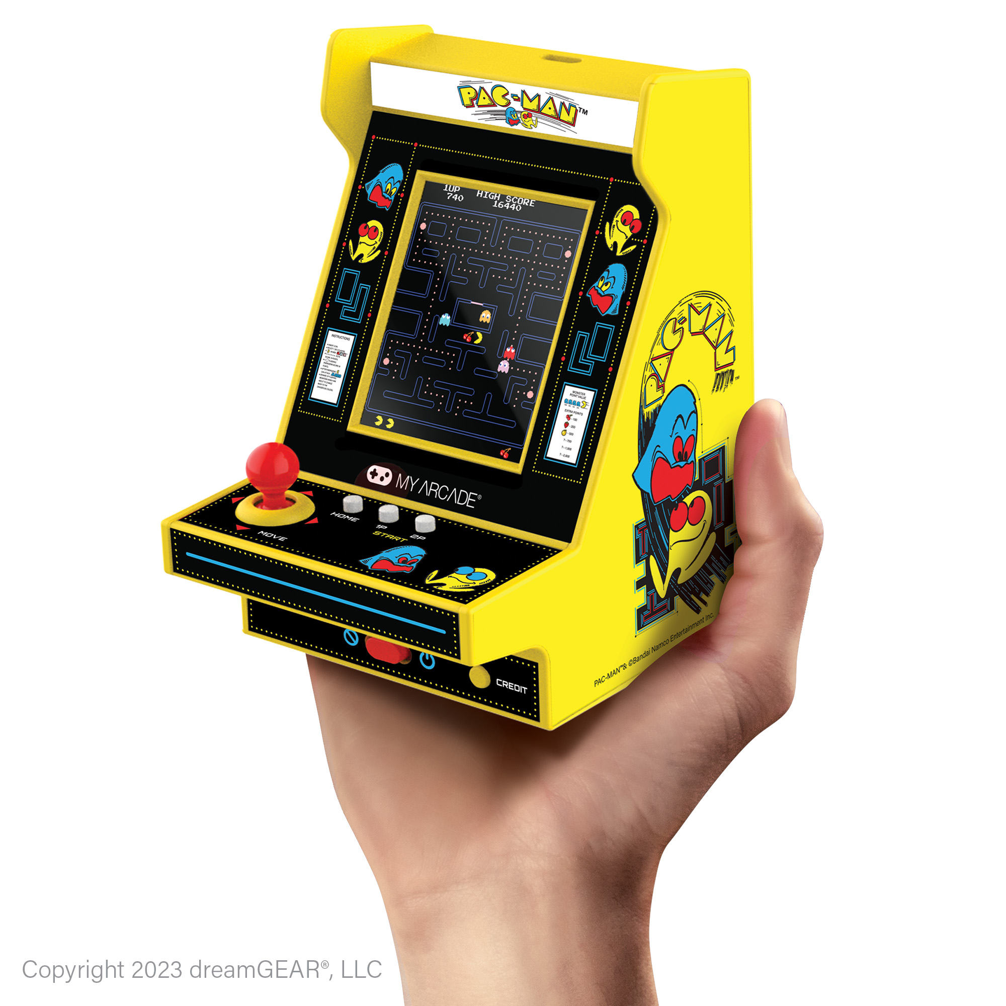 El, sarı bir Pac-Man mini atari oyunu tutuyor. Oyun ekranda.