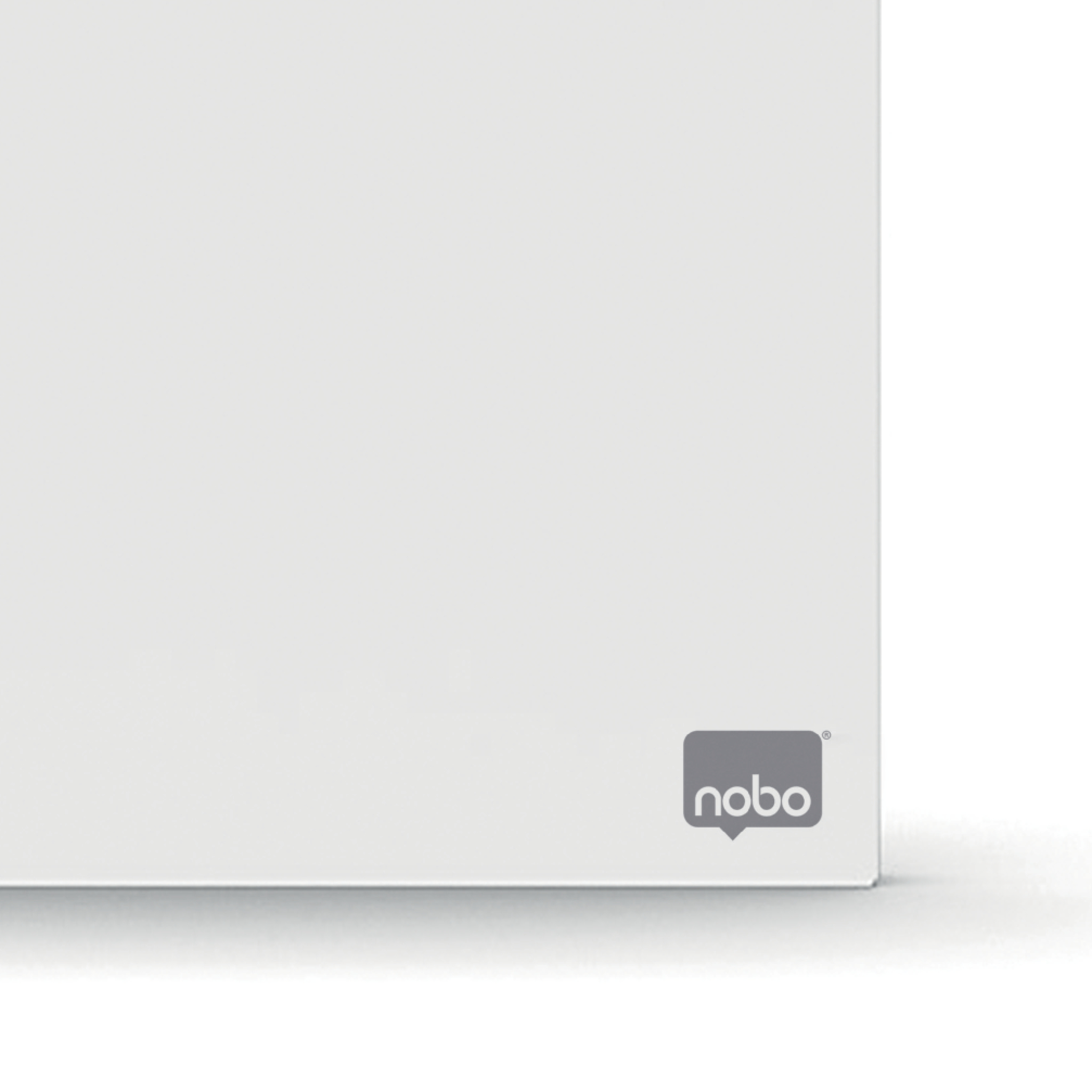 Fehér Nobo táblasarok logóval. Fehér háttér.
