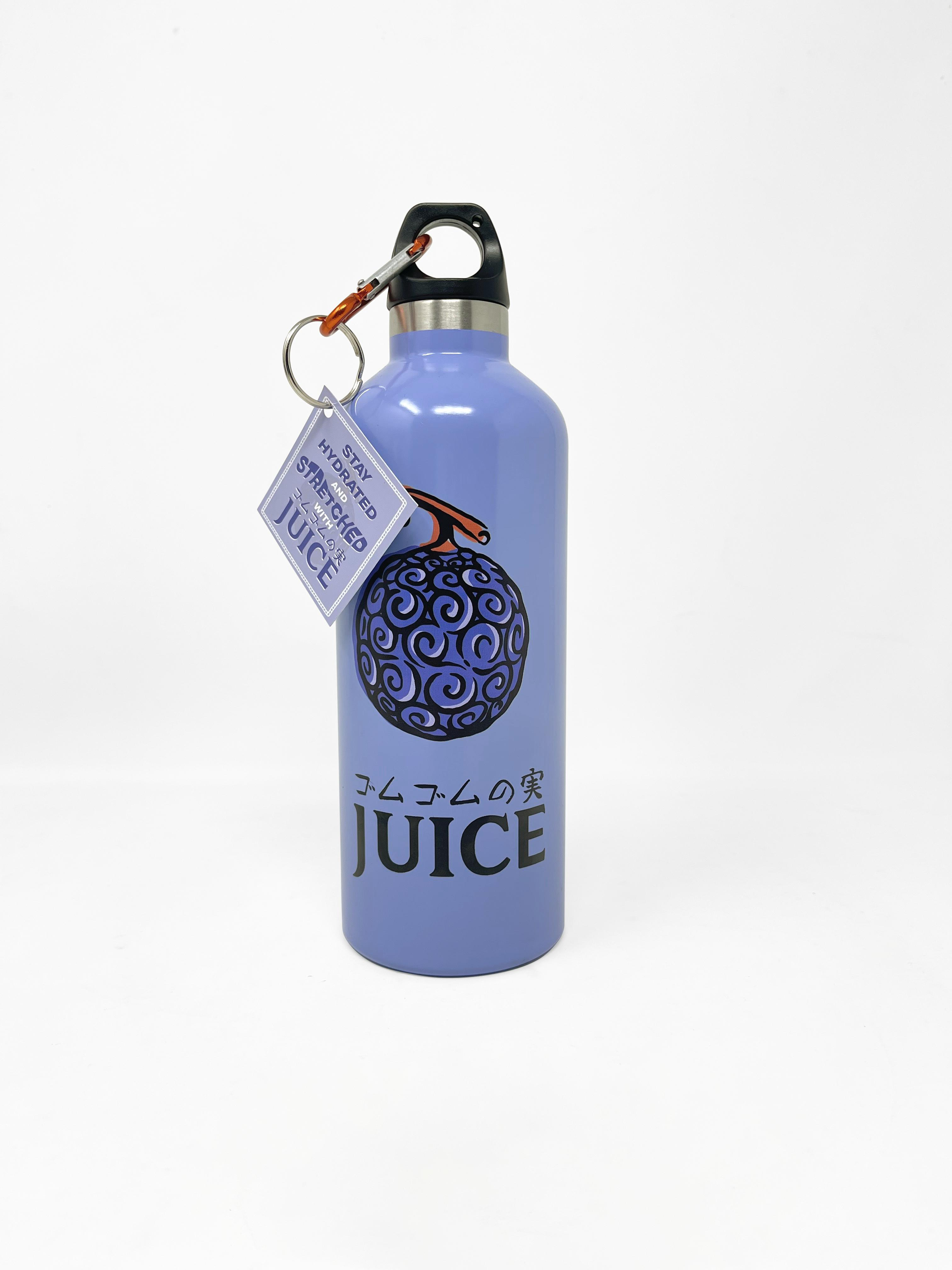 Eine lila Wasserflasche mit schwarzem Deckel und Anhänger. Die Flasche hat ein Teufelsfruchtbild.