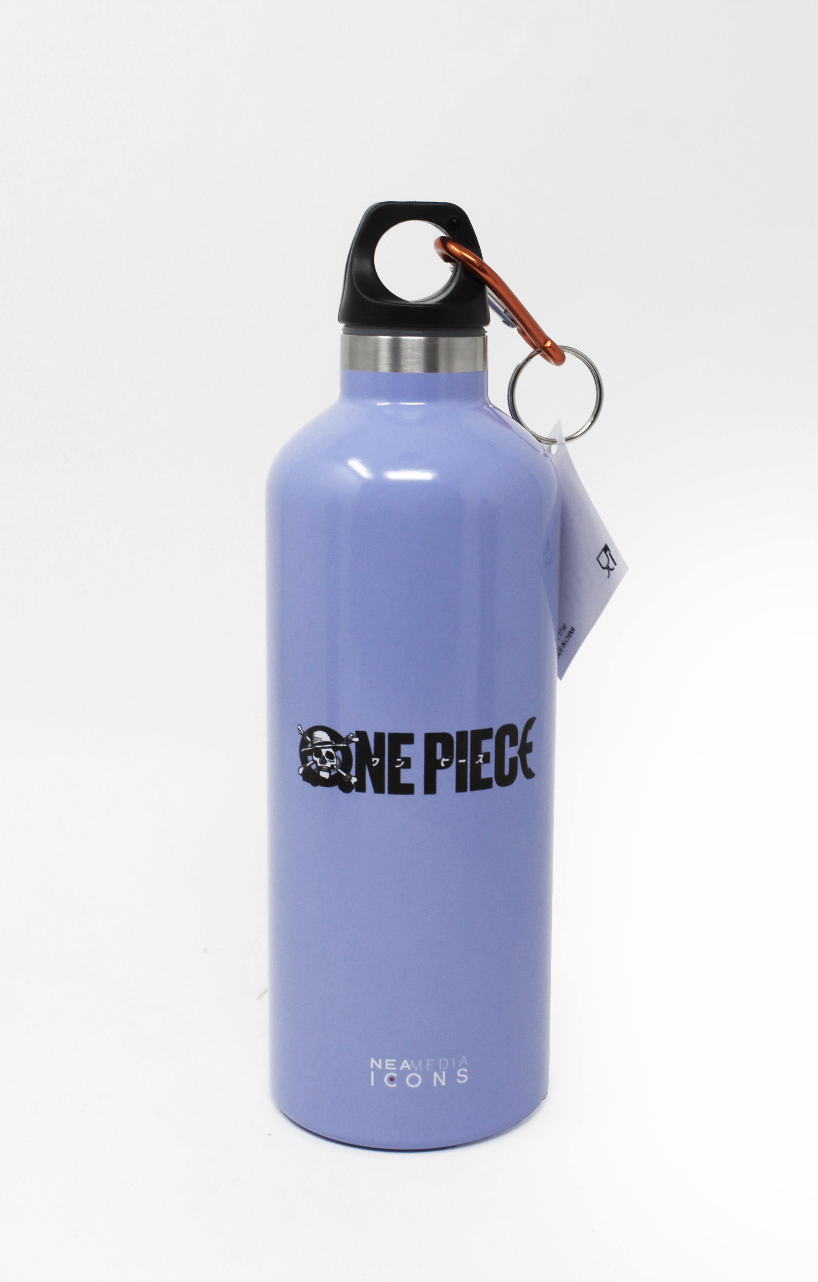 Lila Wasserflasche mit One Piece-Logo. Schwarzer Deckel und silberner Ring. Weißer Hintergrund.