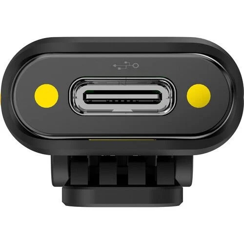USB-C bağlantı noktasına ve sarı vurgulara sahip siyah cihaz. Cihazın üzerinde bir klips var.