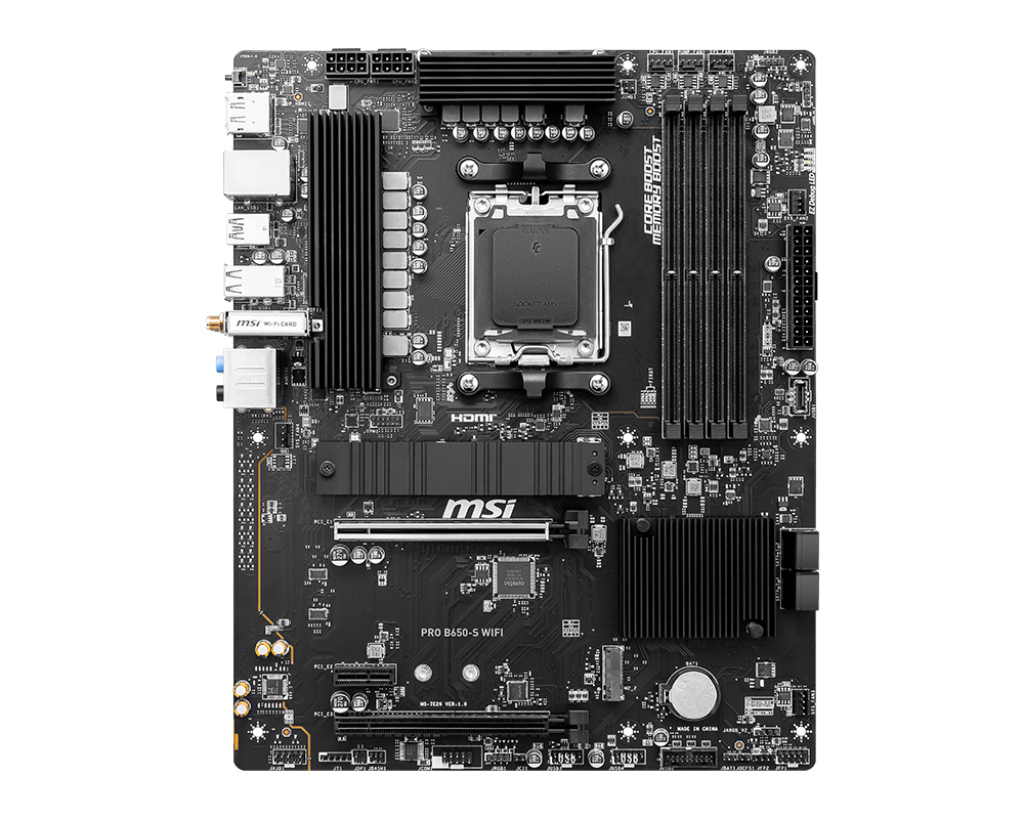 MSI PRO B650-S WIFI anakart, siyah PCB, gümüş soğutucular, beyaz arka plan.