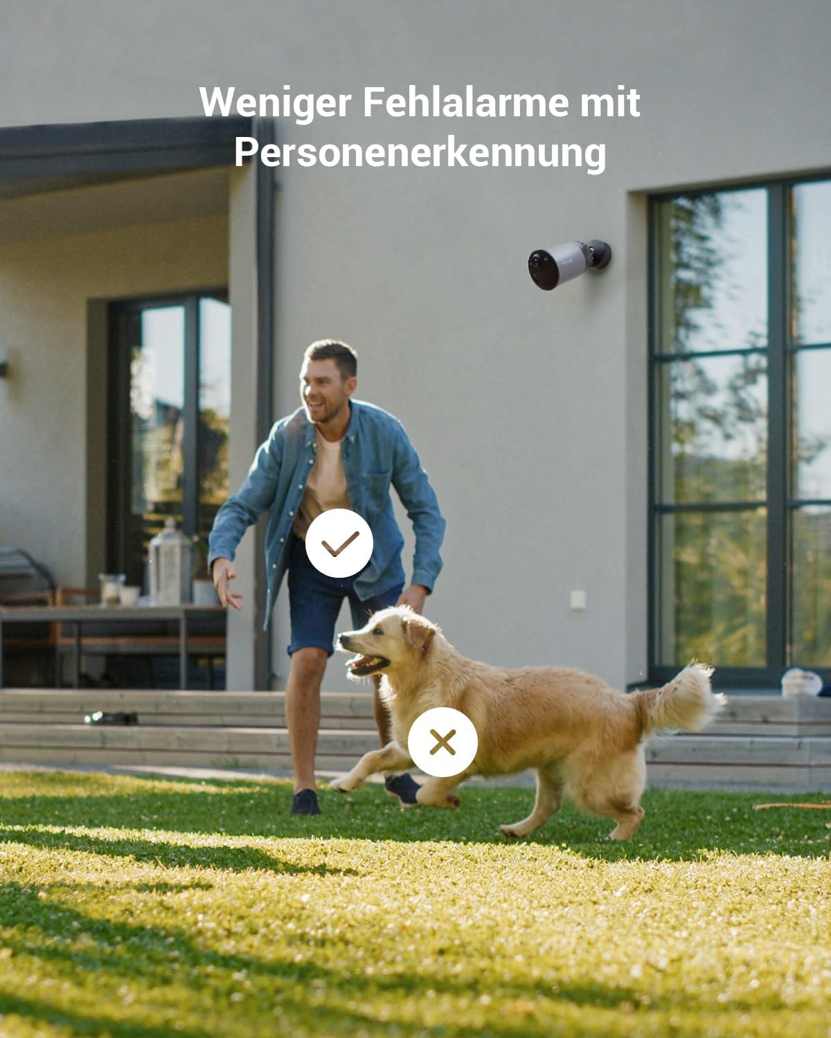 Ein Mann rennt mit einem Hund auf Gras. Eine Kamera ist an der Wand montiert. Ein Haken und ein X-Zeichen werden gezeigt.