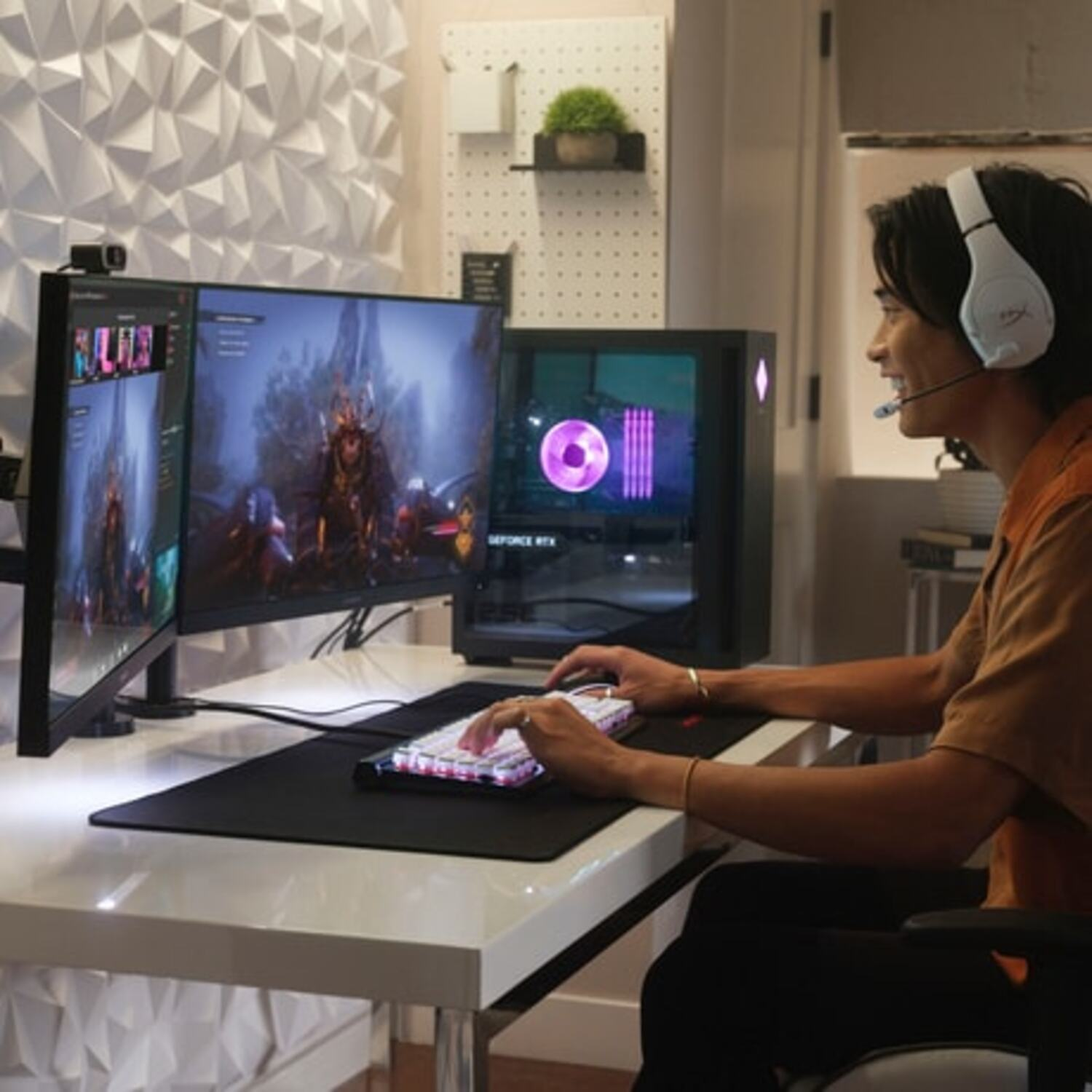 Gamer aan bureau met twee monitoren, toetsenbord en pc. Toont een game-interface. Hij heeft een headset op.