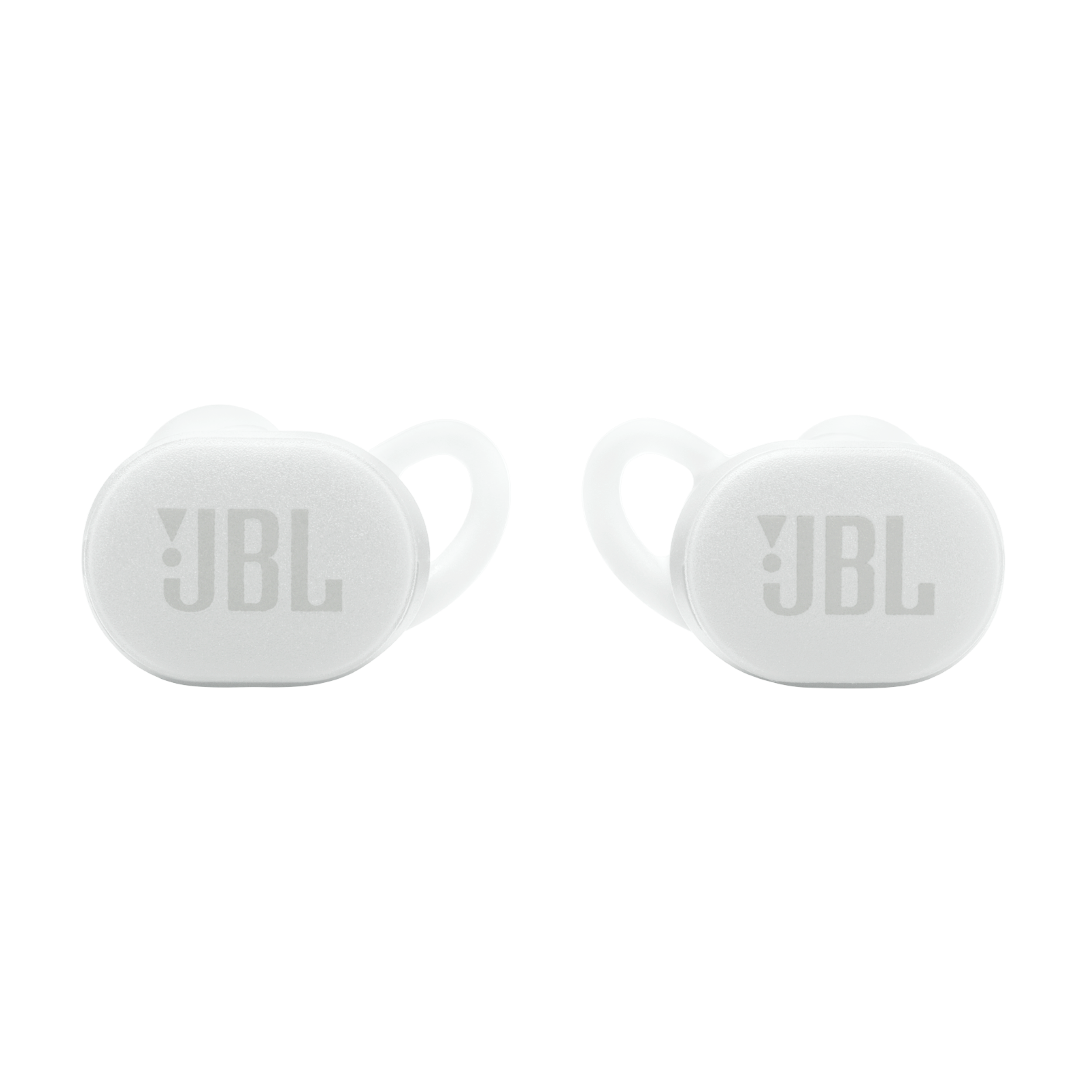 Siyah arka plan üzerinde kulak kancaları olan beyaz JBL kulaklıklar.