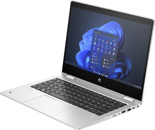 Silberner Laptop in Schrägansicht, Windows 11-Startbildschirm.