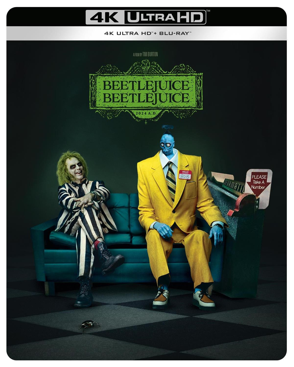 Beetlejuice en een blauwhuidige man zitten op een bank. De titel van de film staat bovenaan.