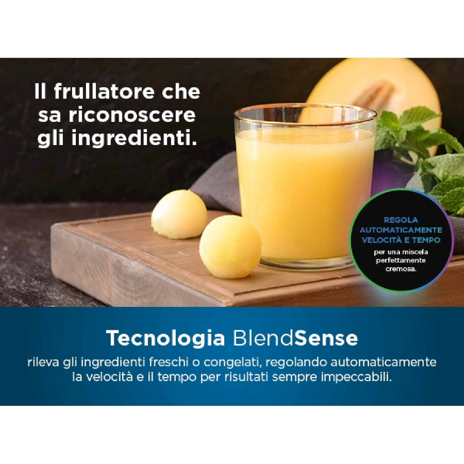 Un bicchiere di frullato giallo su un tagliere di legno, con due sfere gialle.
