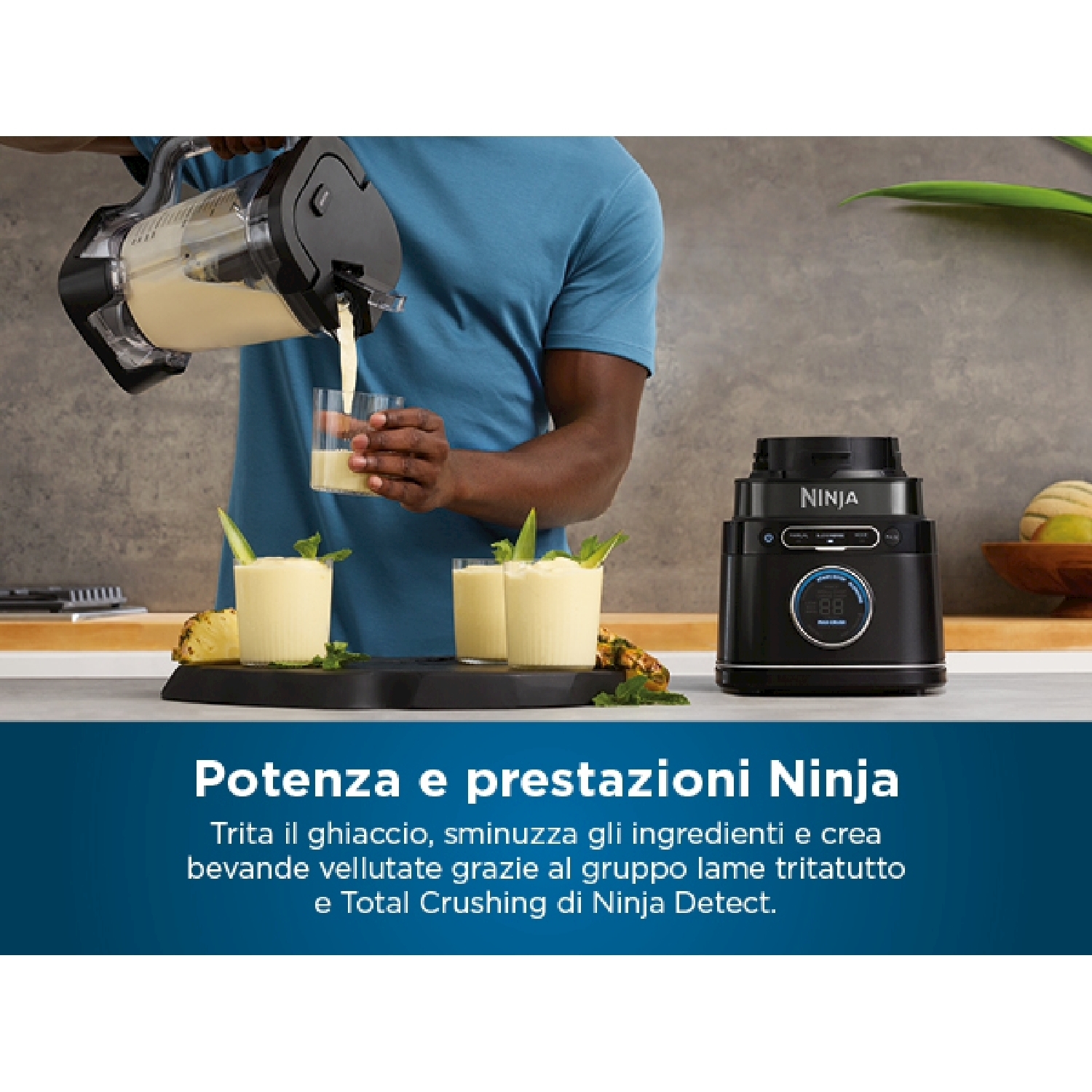 Uomo con camicia blu che versa liquido da una brocca in un bicchiere, ananas.