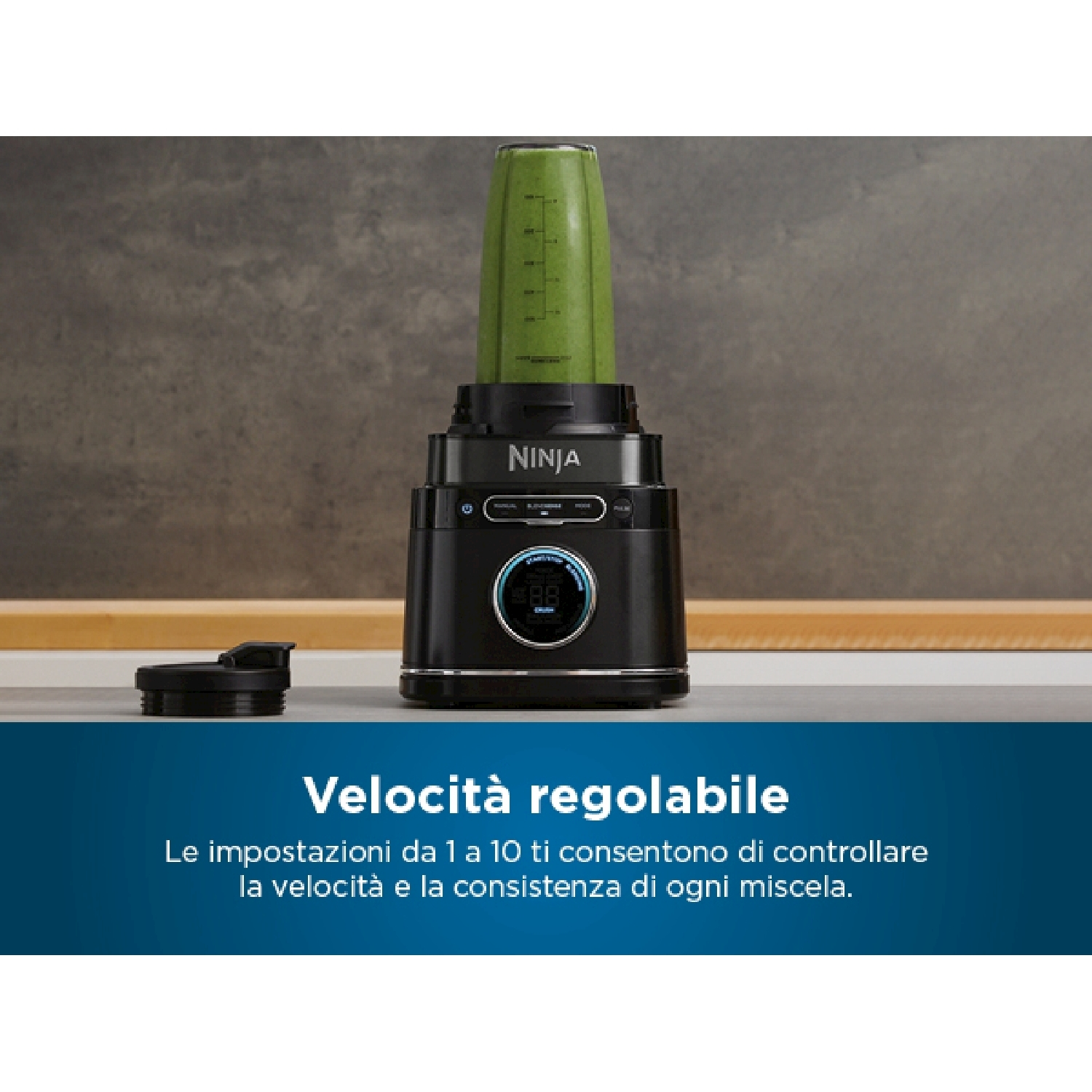 Frullatore Ninja che frulla frullato verde, con impostazioni di velocità.
