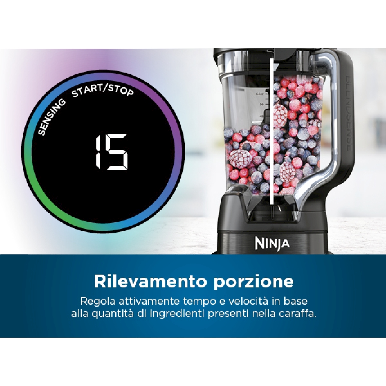 Un frullatore sta frullando frutti di bosco congelati. Il pannello mostra il tempo di miscelazione.