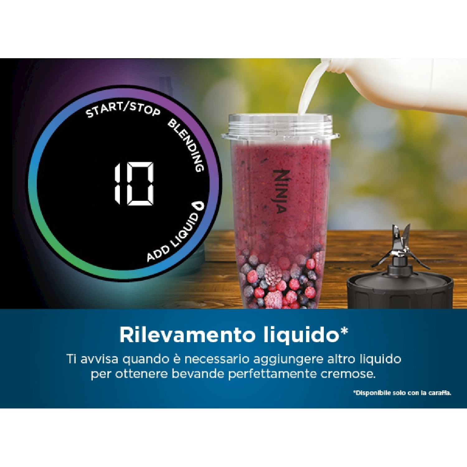 Un frullatore sta frullando un frullato. Si sta aggiungendo liquido.
