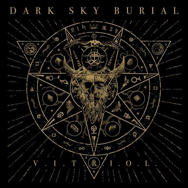 Albumcover mit einem Totenkopf- und Pentagramm-Design in Gold auf schwarzem Hintergrund mit Text.