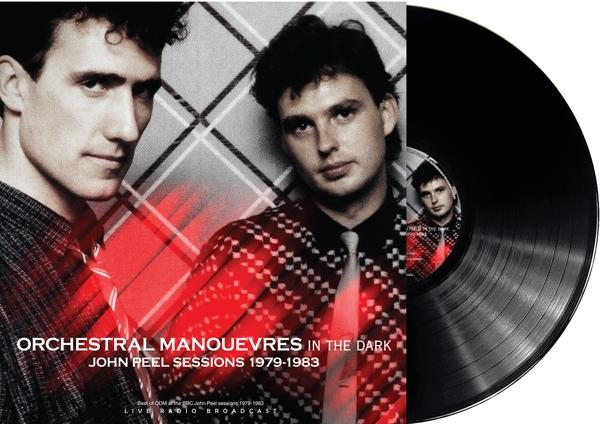Albumhoes met twee mannen en een vinylplaat, tekst luidt 'Orchestral Manoeuvres in the Dark'.