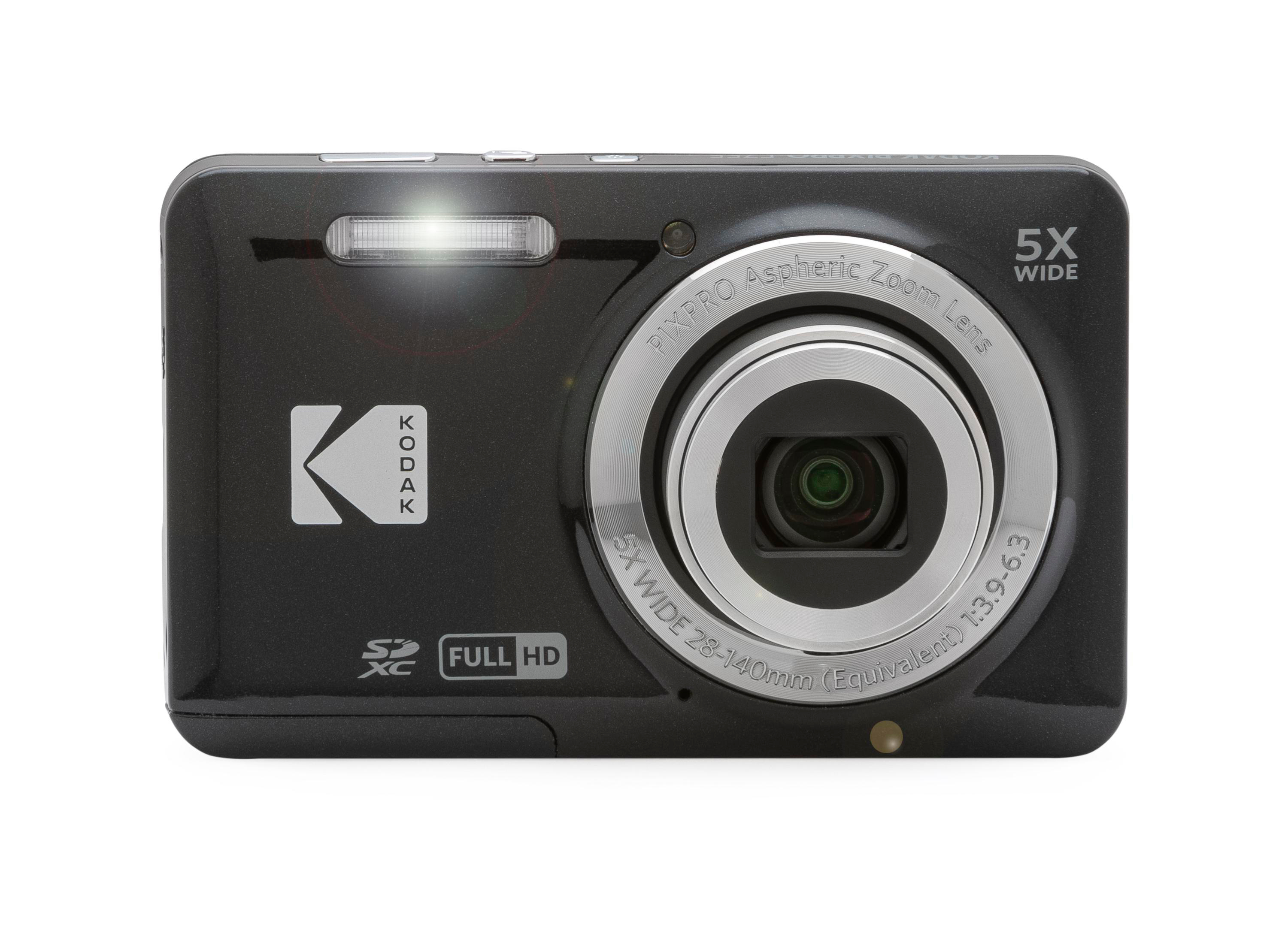Eine Frau, die eine schwarze Kodak Pixpro Kamera in ihrer Tasche hält.