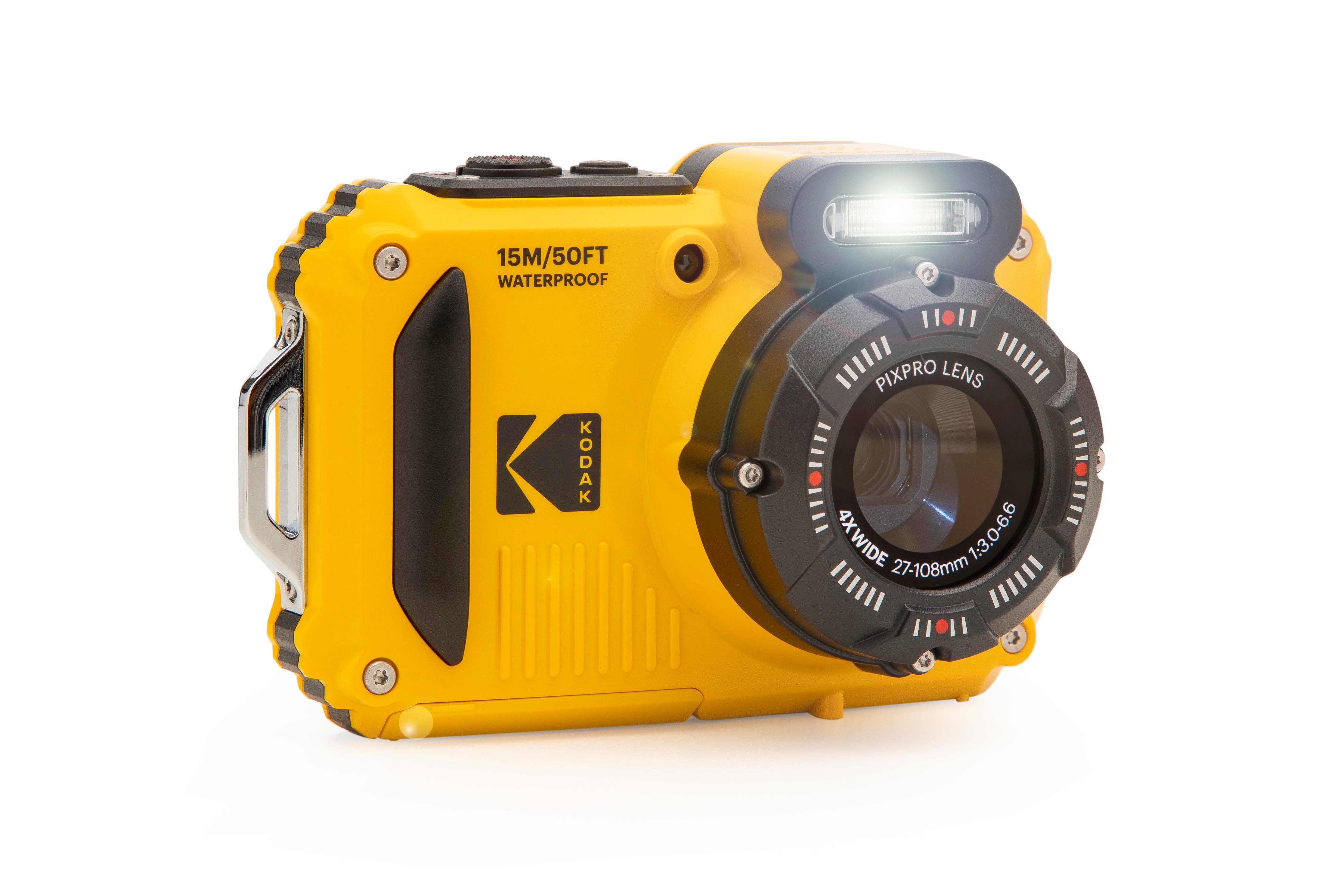 Gelbe wasserdichte Kodak-Kamera mit schwarzem Objektiv und Details. Weißer Hintergrund. Zeigt Kameradetails und Funktionen.