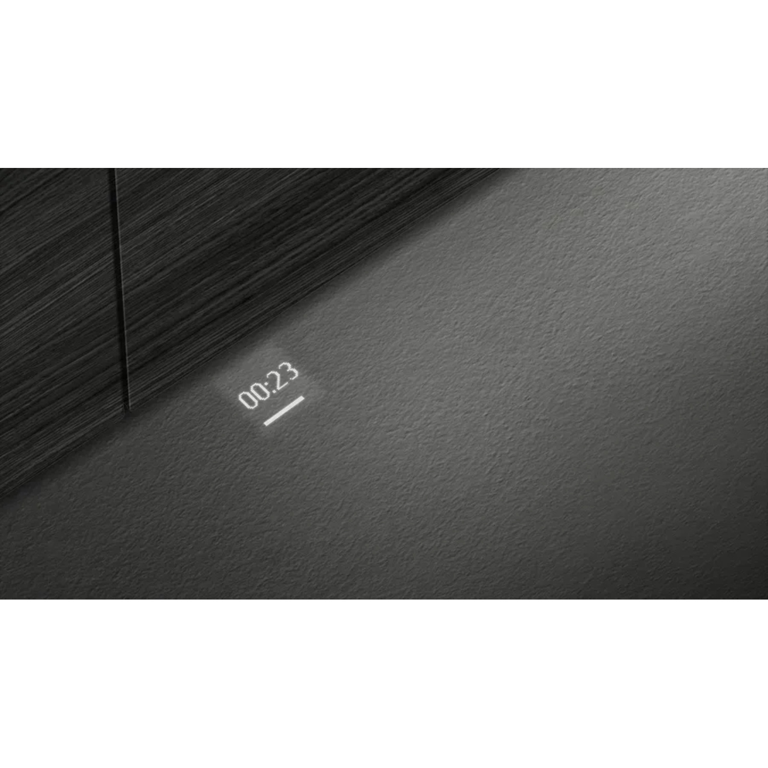Vue rapprochée d'un mur gris foncé avec une horloge numérique affichant 00:23.