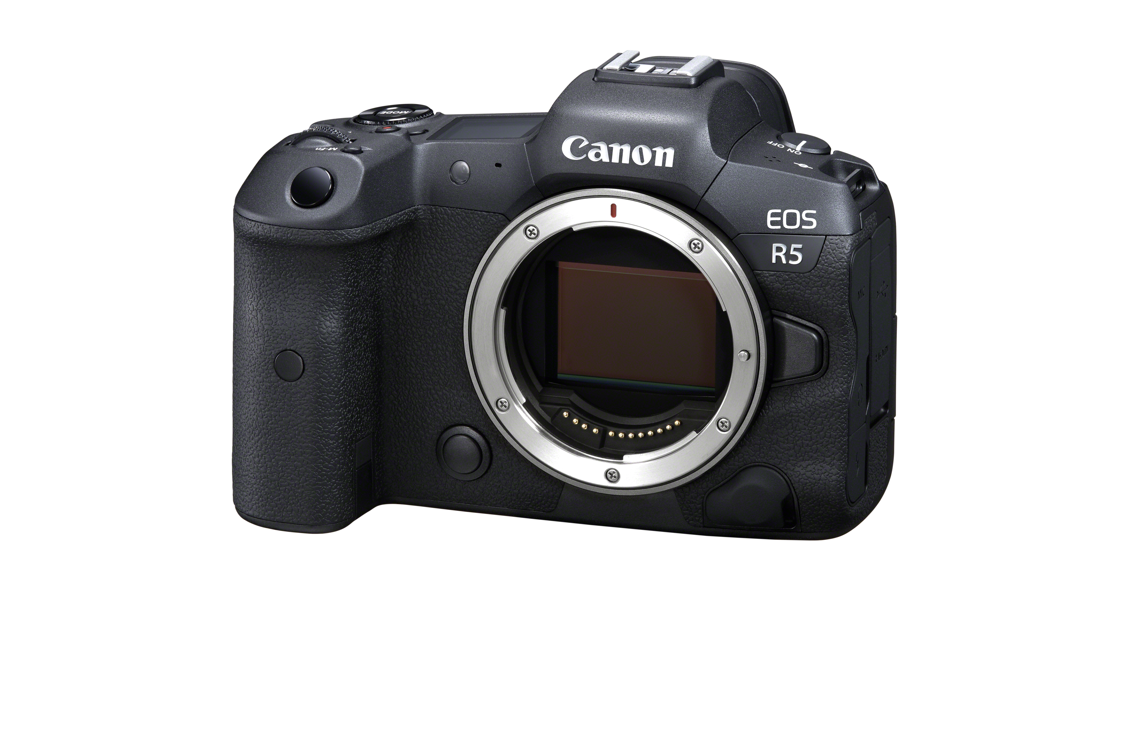 Siyah bir arka plan üzerinde bir Canon EOS R5 fotoğraf makinesi. Lens odaklanmış.