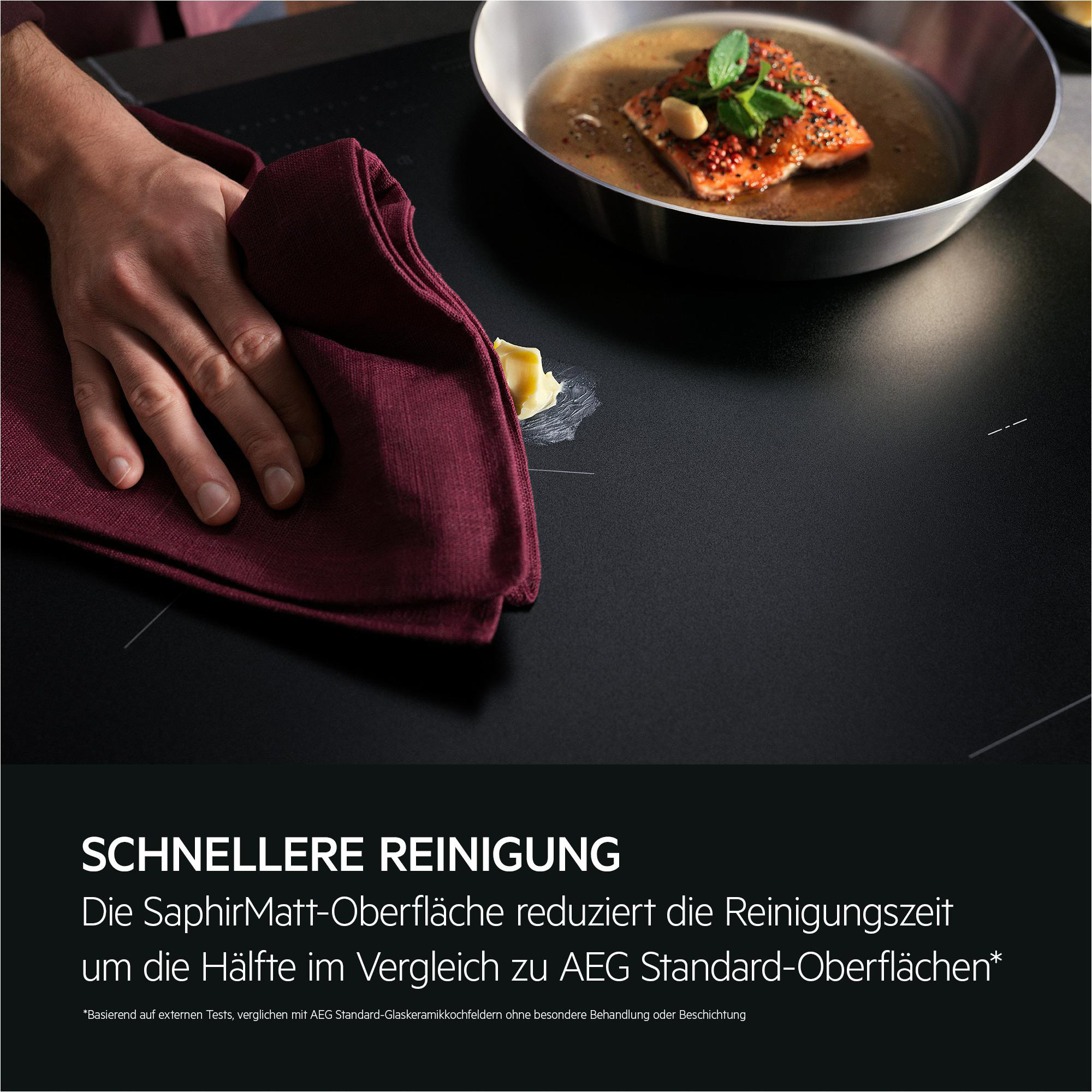 Mann reinigt schwarzes Kochfeld mit einem Tuch, Butter und Essen auf der Oberfläche.