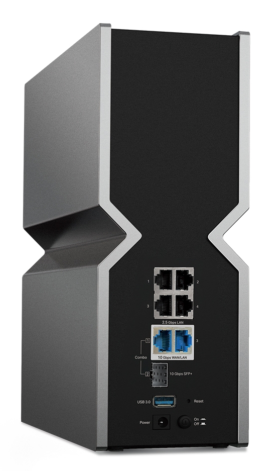 Tył szarego i czarnego routera. Pokazuje porty Ethernet, port USB i wejście zasilania. Tło jest białe.