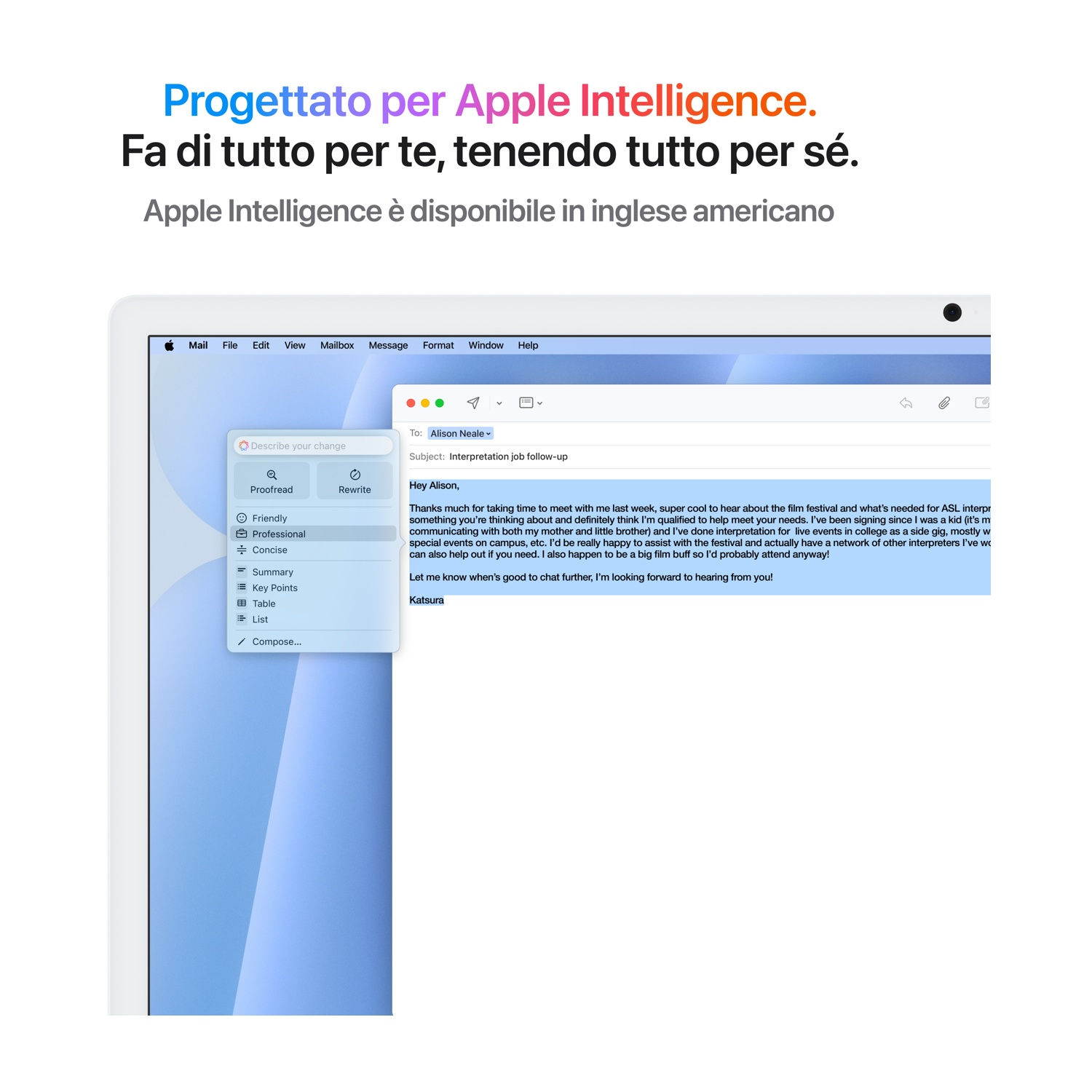 Schermata email su schermo iMac. Testo in italiano. Apple Intelligence.