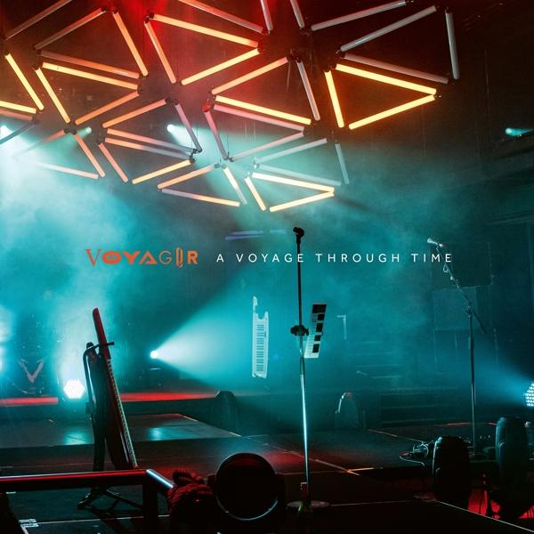 Voyagür Albumcover. Der Bandname wird mit dunklem Hintergrund und Beleuchtung angezeigt.