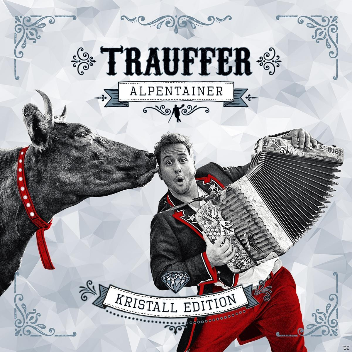 Albumcover mit einem Mann, der Akkordeon spielt, von einer Kuh geküsst wird. Text: TRAUFFER.
