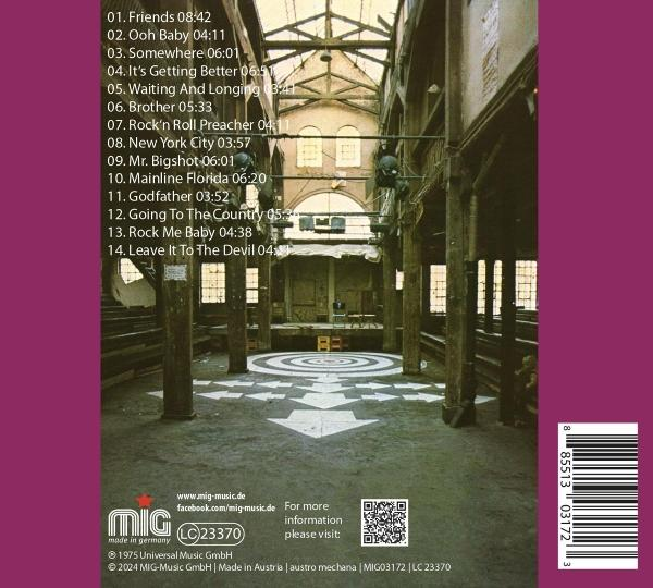 Rückseite einer CD. Text mit Titeln, Barcode und QR-Code. Innenraum, kirchenartiger Hintergrund.