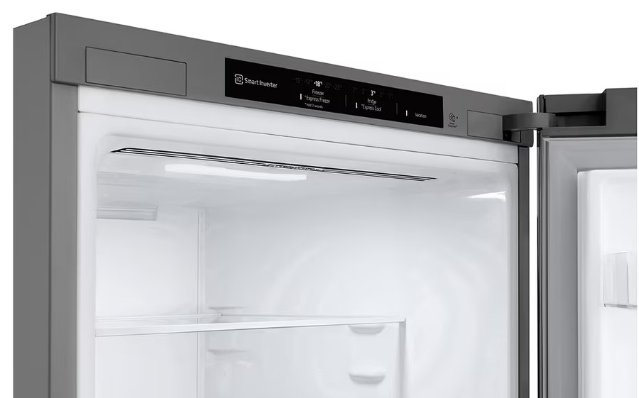 Górna część wnętrza lodówki z półkami, elementami sterującymi i światłem.