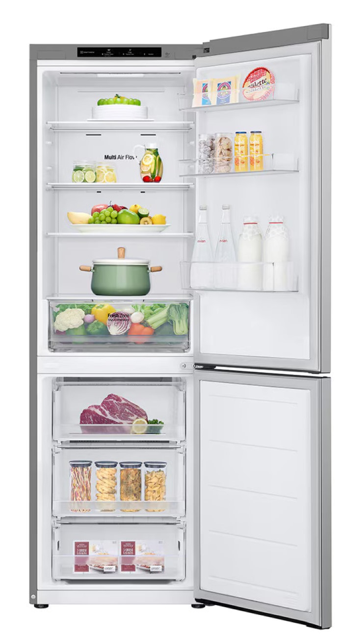 Otwarta lodówka pokazuje jedzenie na półkach. Widoczne mięso, napoje i warzywa.