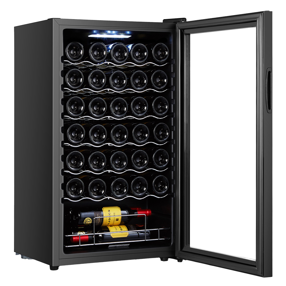 El enfriador de vino está abierto, revelando botellas de vino en su interior. Armario negro, puerta de cristal, fondo negro.
