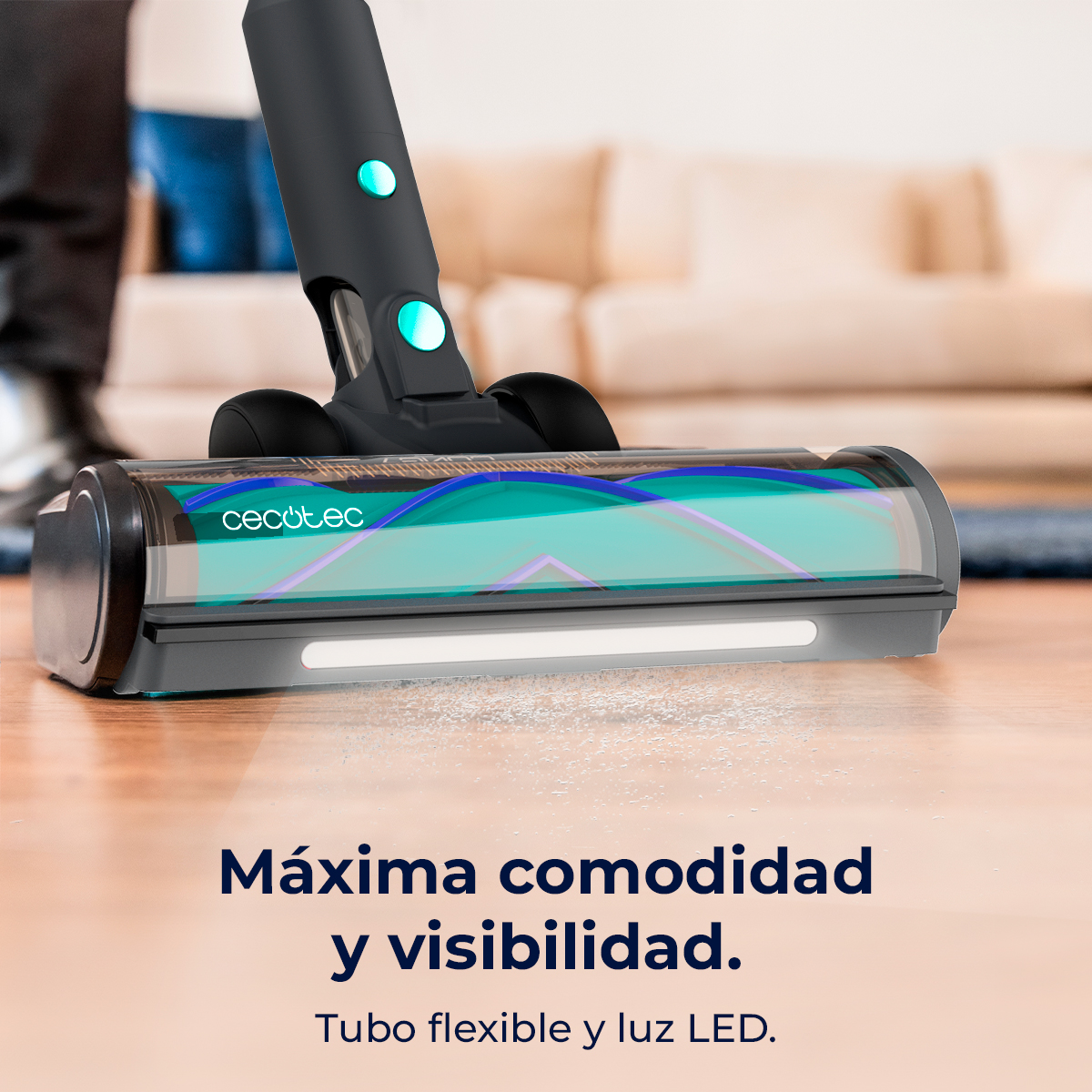 Cabezal de aspiradora en un suelo. Texto: Máximo confort y visibilidad. Tubo flexible y luz LED.