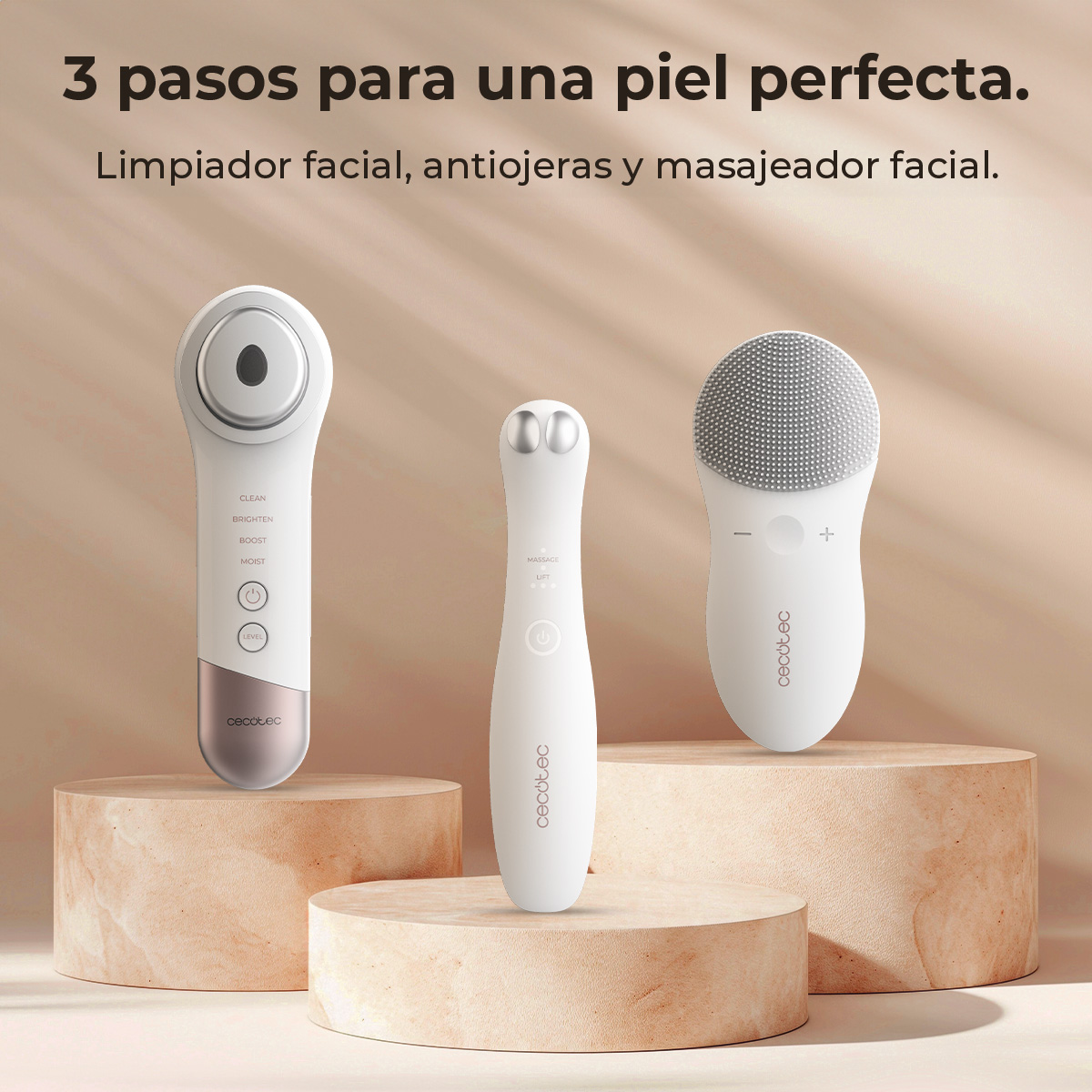 Tres dispositivos faciales Cecotec blancos y dorados sobre pedestales.